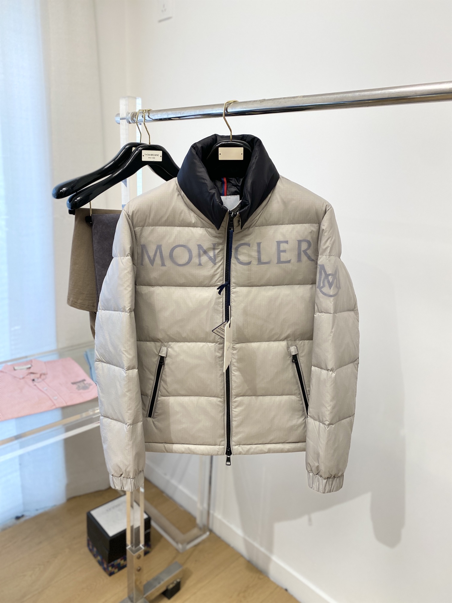 蒙口、2025最新款男士轻薄羽绒服、面料柔软舒适 ．上身版型超赞 ．拉链．辅料都是客供 、进口面料，轻便