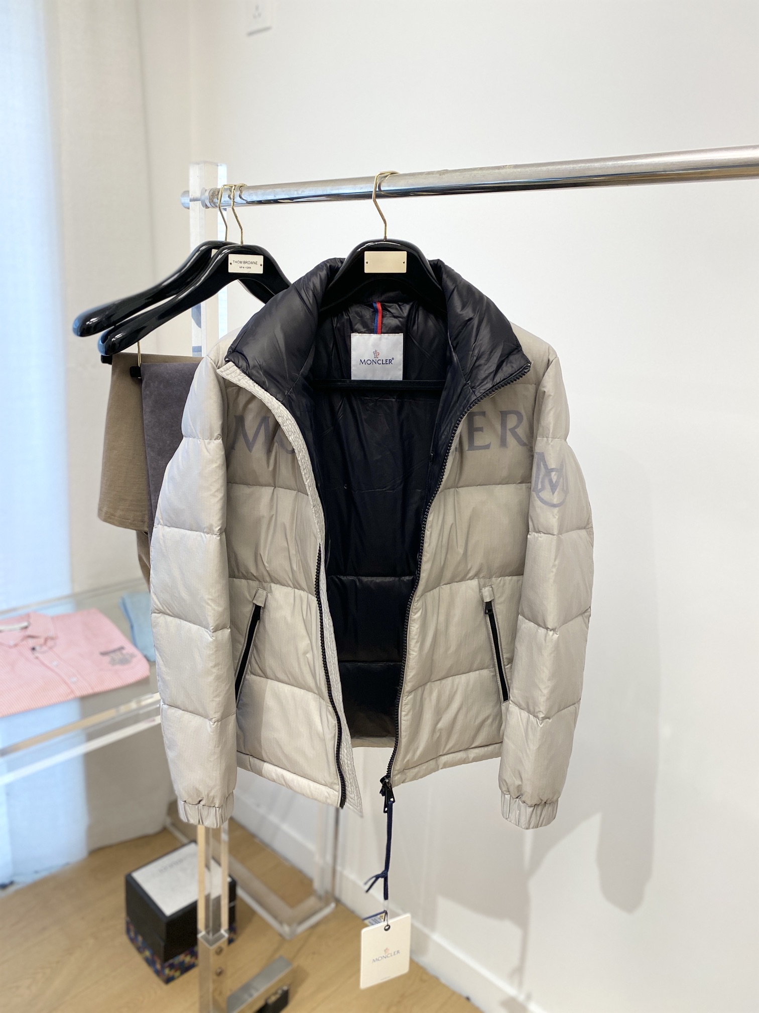 蒙口、2025最新款男士轻薄羽绒服、面料柔软舒适 ．上身版型超赞 ．拉链．辅料都是客供 、进口面料，轻便