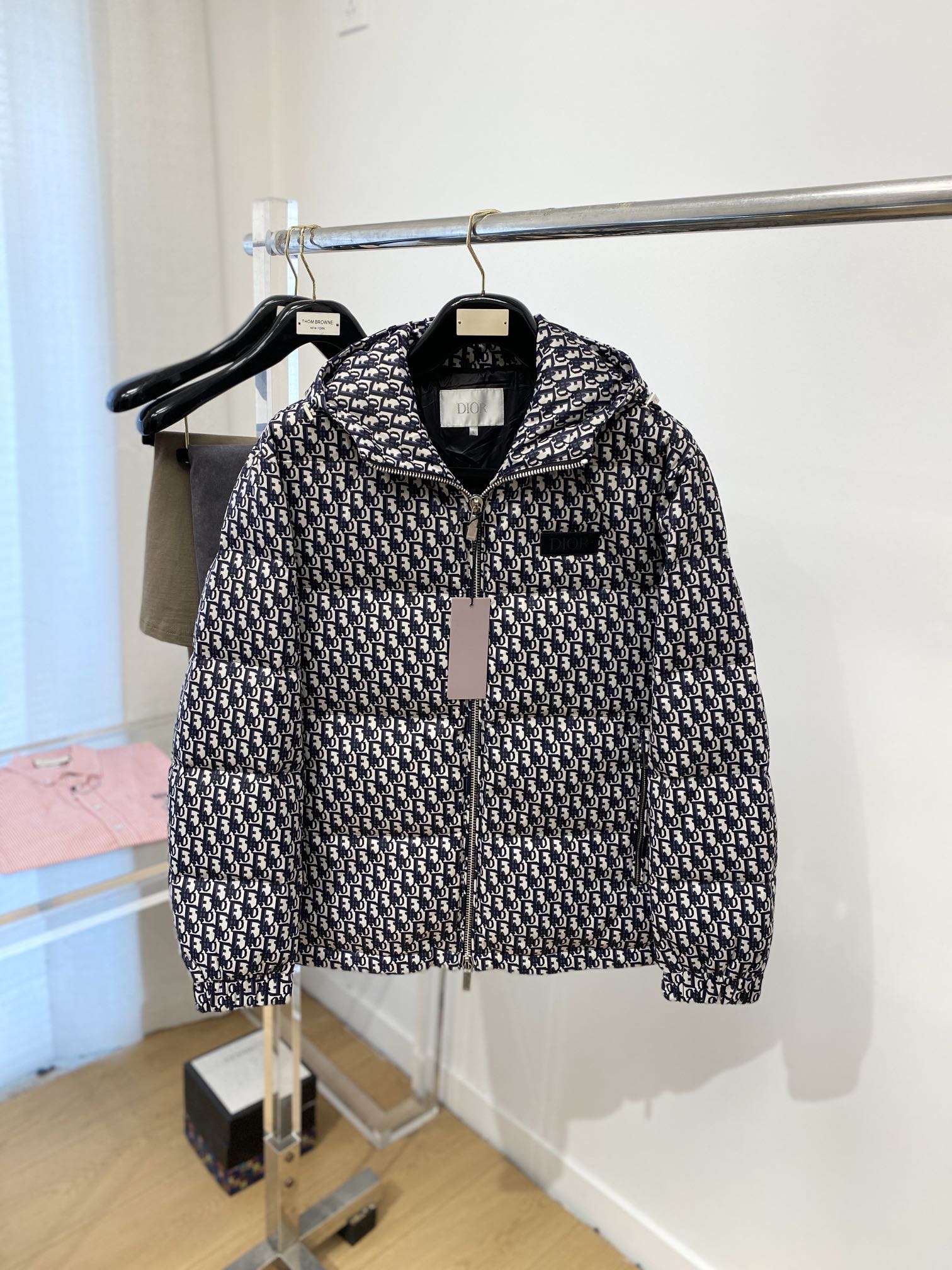 迪奥、2025最新款男士轻薄羽绒服、面料柔软舒适 ．上身版型超赞 ．拉链．辅料都是客供 、进口面料，轻便