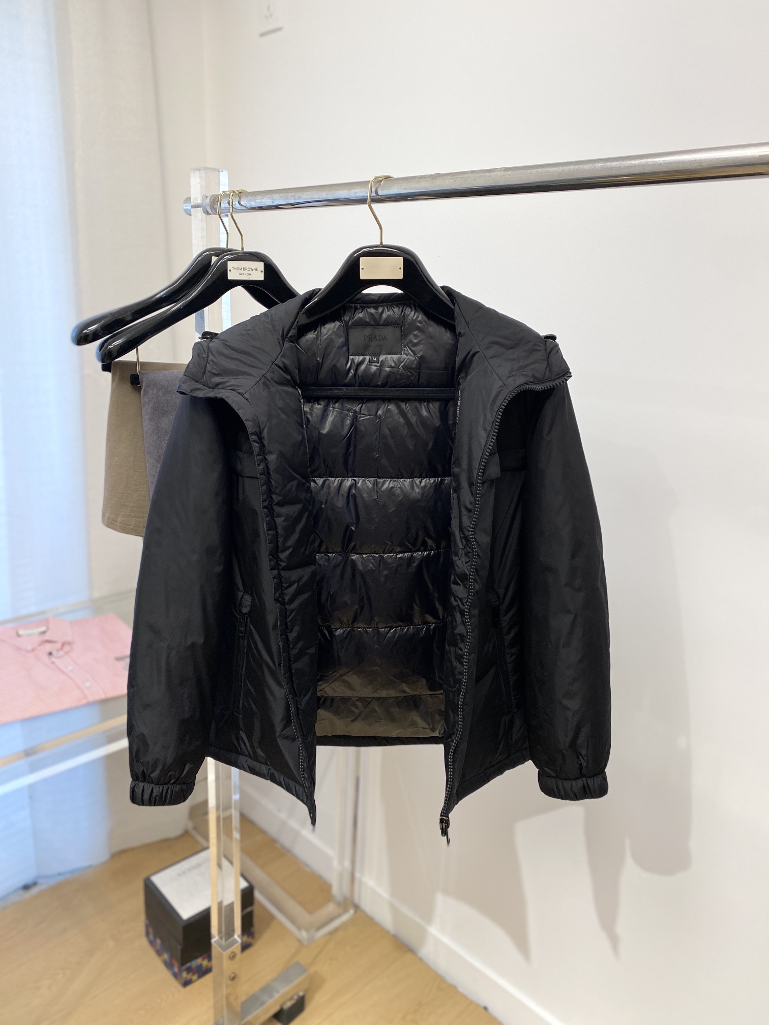 普拉达、2025最新款男士轻薄羽绒服、面料柔软舒适 ．上身版型超赞 ．拉链．辅料都是客供 、进口面料，轻