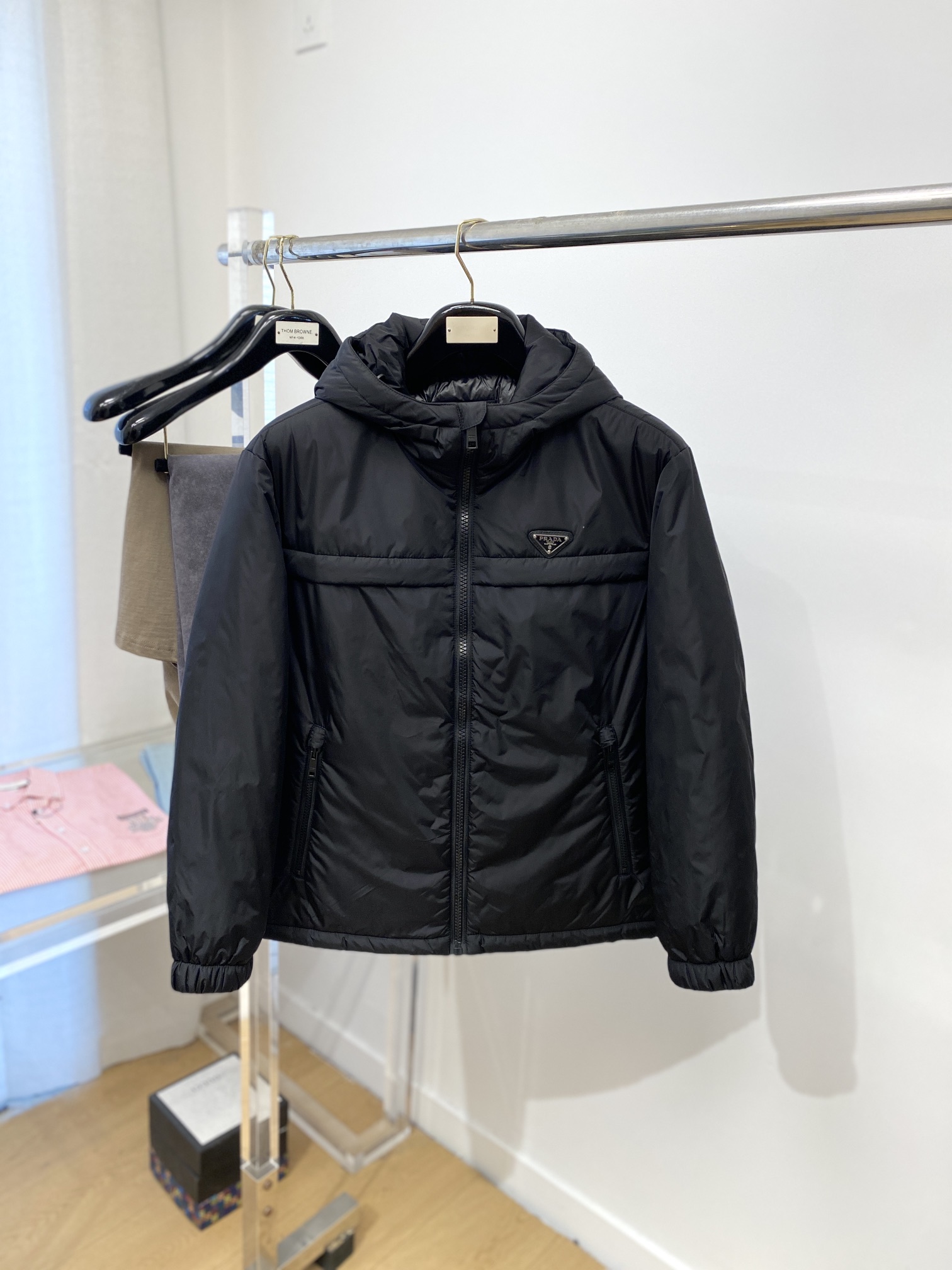 普拉达、2025最新款男士轻薄羽绒服、面料柔软舒适 ．上身版型超赞 ．拉链．辅料都是客供 、进口面料，轻