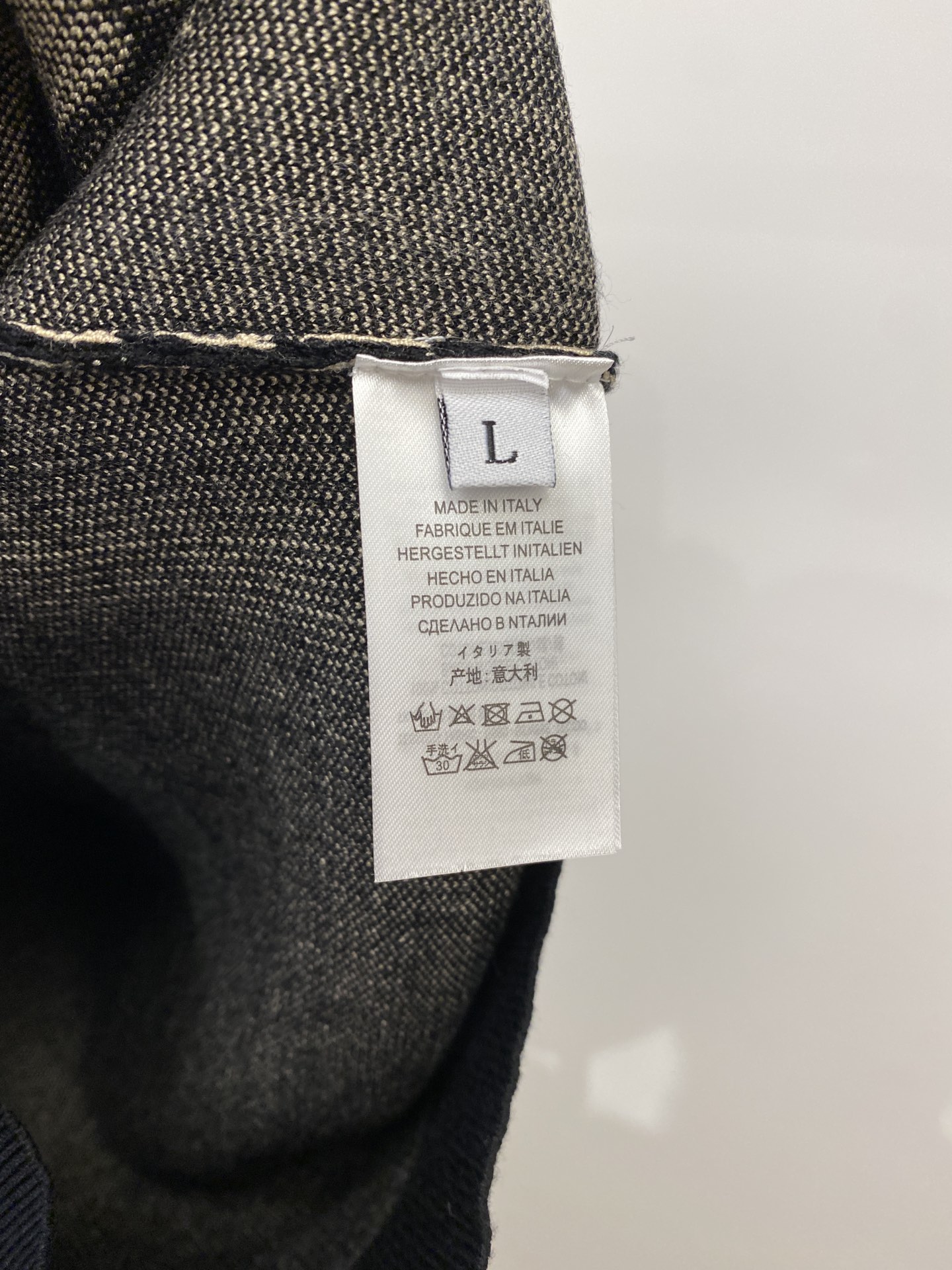  芬迪、2025新品羊毛衣 具有手感细腻柔软，可直接与肌肤接触，让暖心的纱线变化出细腻的质感，顶级工艺极