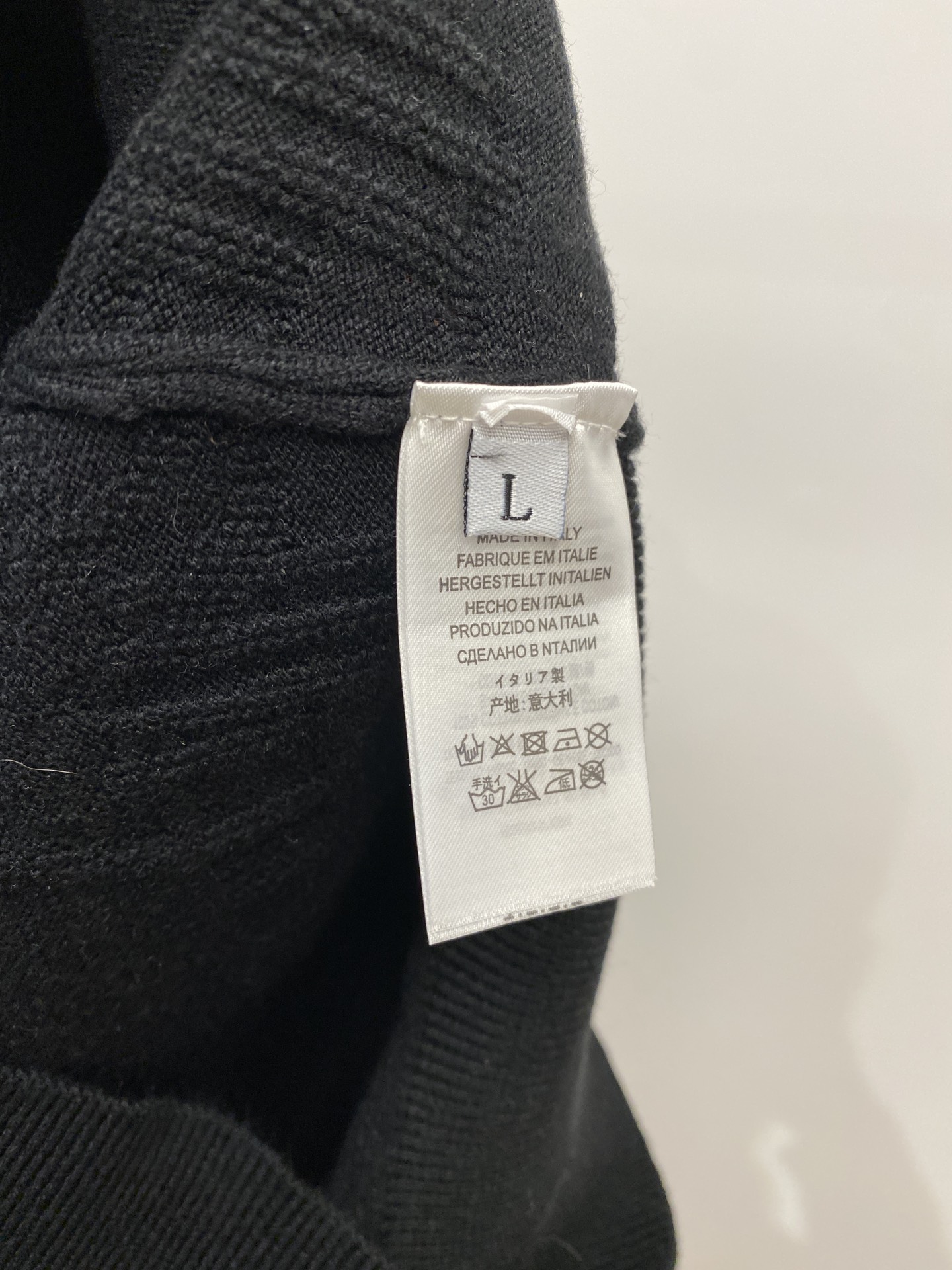  普拉达、2025新品羊毛衣 具有手感细腻柔软，可直接与肌肤接触，让暖心的纱线变化出细腻的质感，顶级工艺