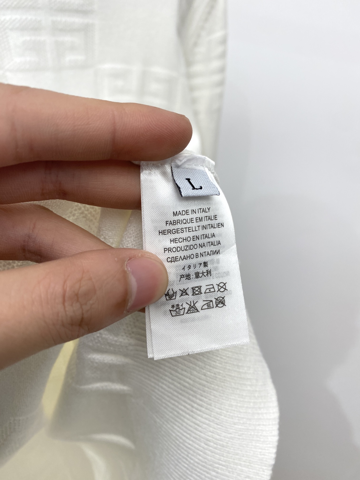  纪梵希、2025新品羊毛衣 具有手感细腻柔软，可直接与肌肤接触，让暖心的纱线变化出细腻的质感，顶级工艺