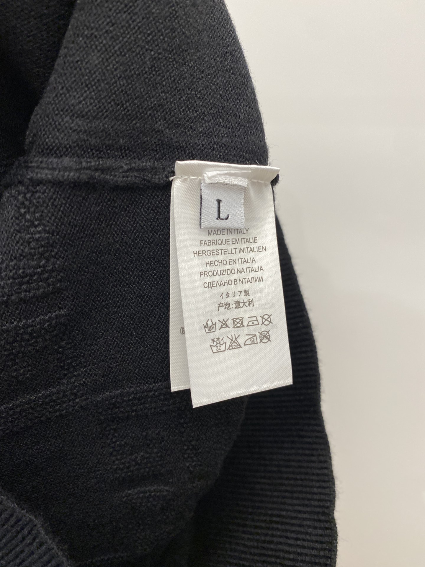  纪梵希、2025新品羊毛衣 具有手感细腻柔软，可直接与肌肤接触，让暖心的纱线变化出细腻的质感，顶级工艺