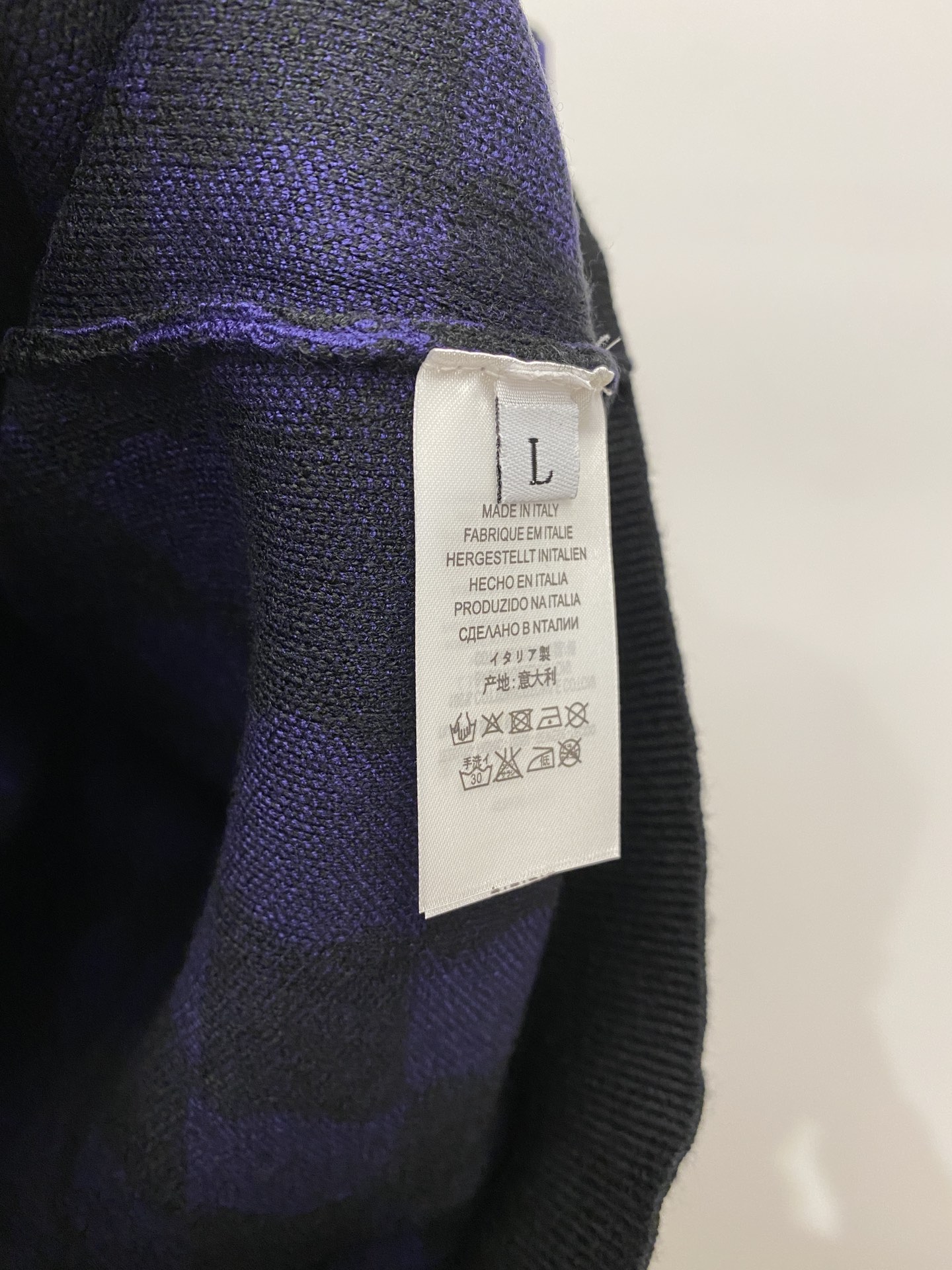  路易威登、2025新品羊毛衣 具有手感细腻柔软，可直接与肌肤接触，让暖心的纱线变化出细腻的质感，顶级工