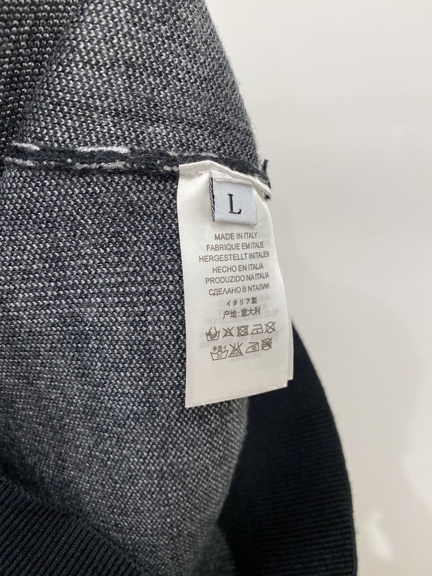  普拉达、2025新品羊毛衣 具有手感细腻柔软，可直接与肌肤接触，让暖心的纱线变化出细腻的质感，顶级工艺