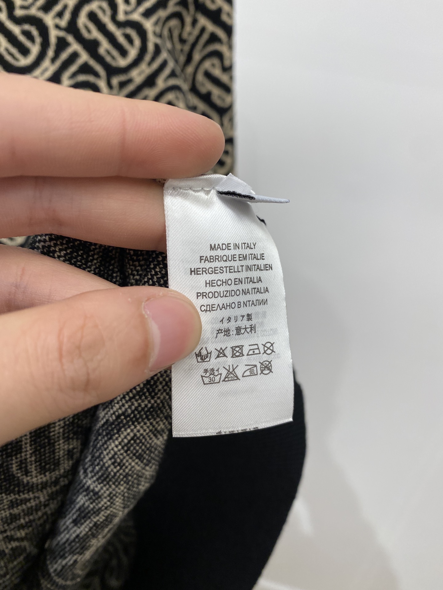  巴宝莉、2025新品羊毛衣 具有手感细腻柔软，可直接与肌肤接触，让暖心的纱线变化出细腻的质感，顶级工艺