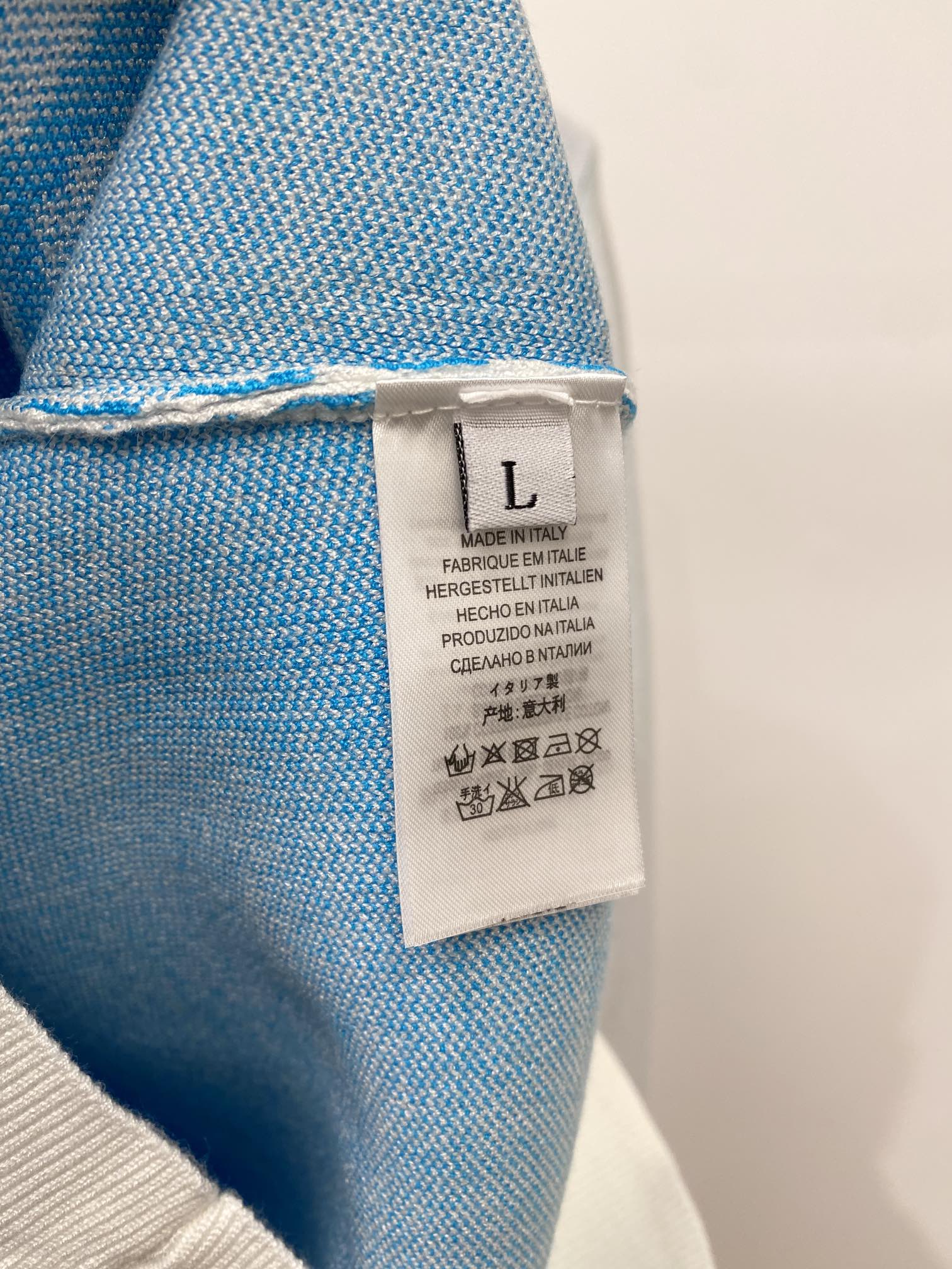 芬迪、2025新品羊毛衣 具有手感细腻柔软，可直接与肌肤接触，让暖心的纱线变化出细腻的质感，顶级工艺极