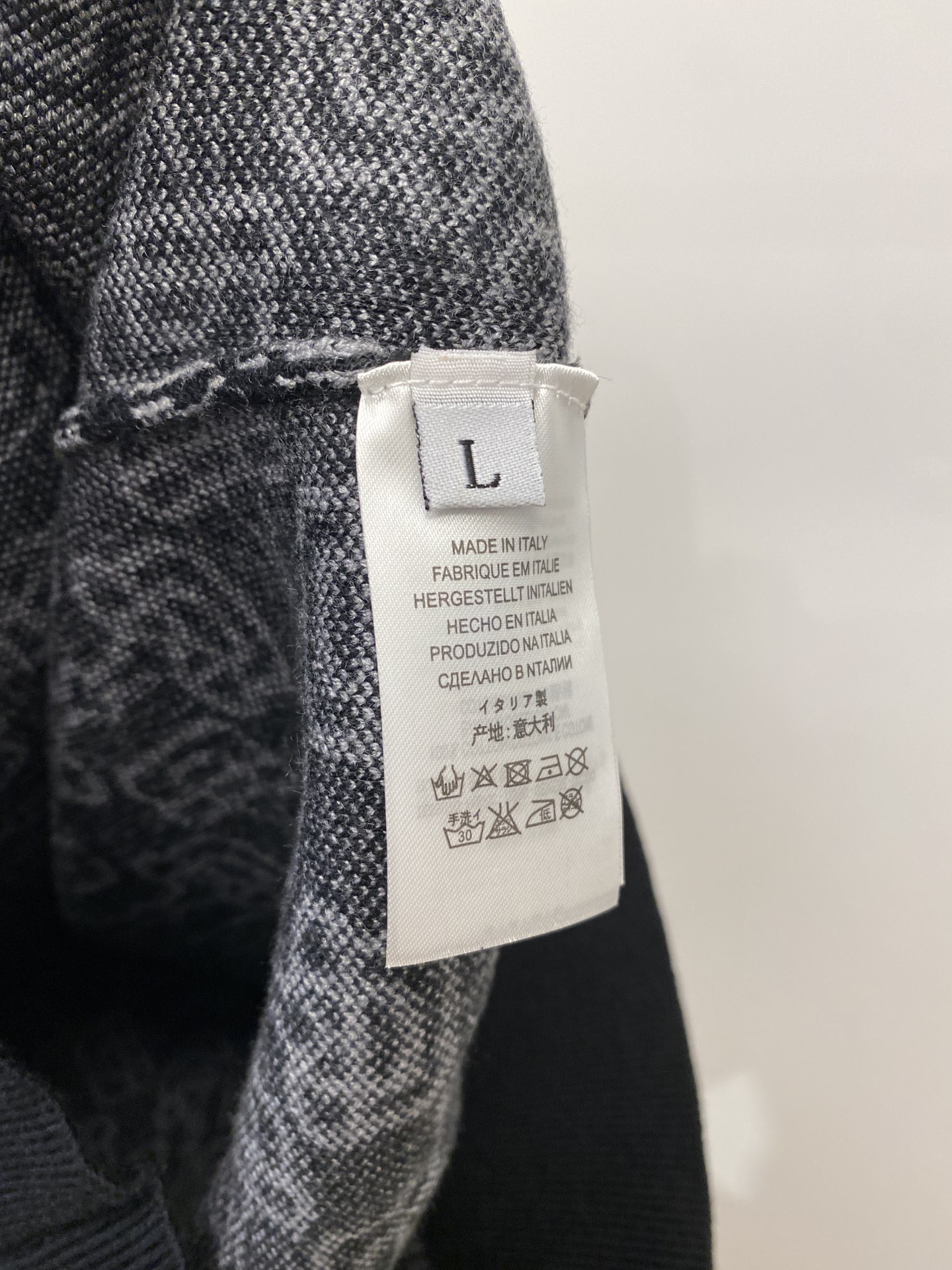  古奇、2025新品羊毛衣 具有手感细腻柔软，可直接与肌肤接触，让暖心的纱线变化出细腻的质感，顶级工艺极