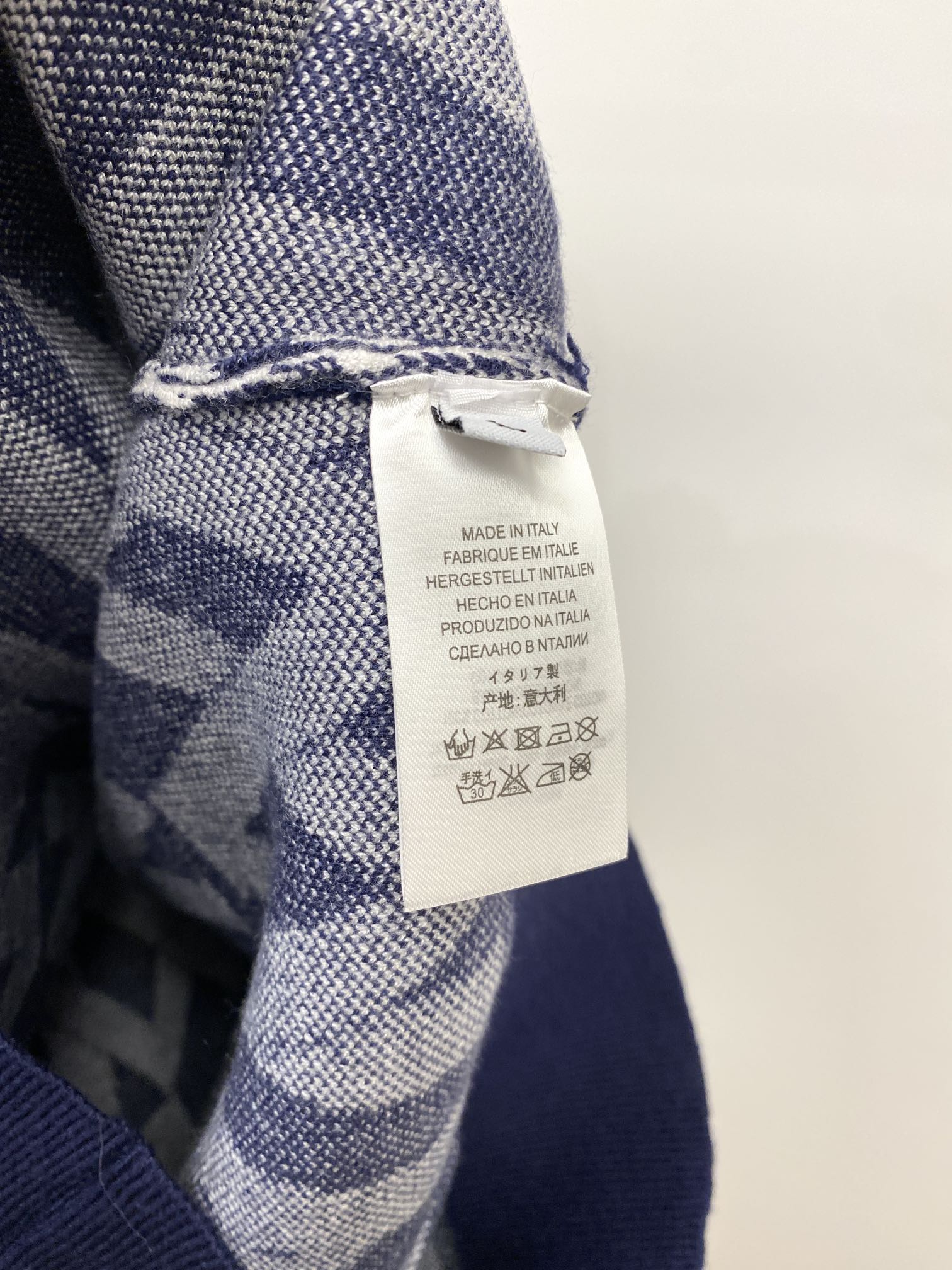  蒙口、2025新品羊毛衣 具有手感细腻柔软，可直接与肌肤接触，让暖心的纱线变化出细腻的质感，顶级工艺极