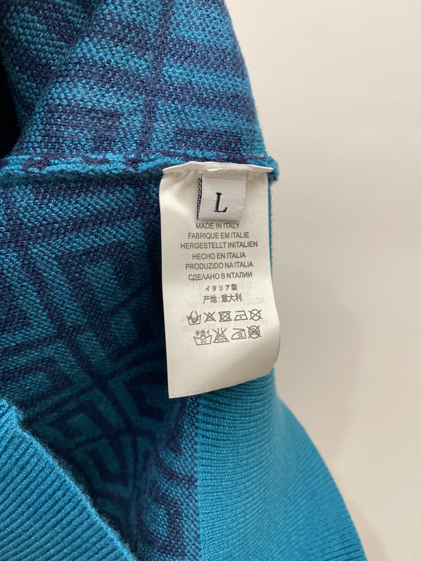  纪梵希、2025新品羊毛衣 具有手感细腻柔软，可直接与肌肤接触，让暖心的纱线变化出细腻的质感，顶级工艺