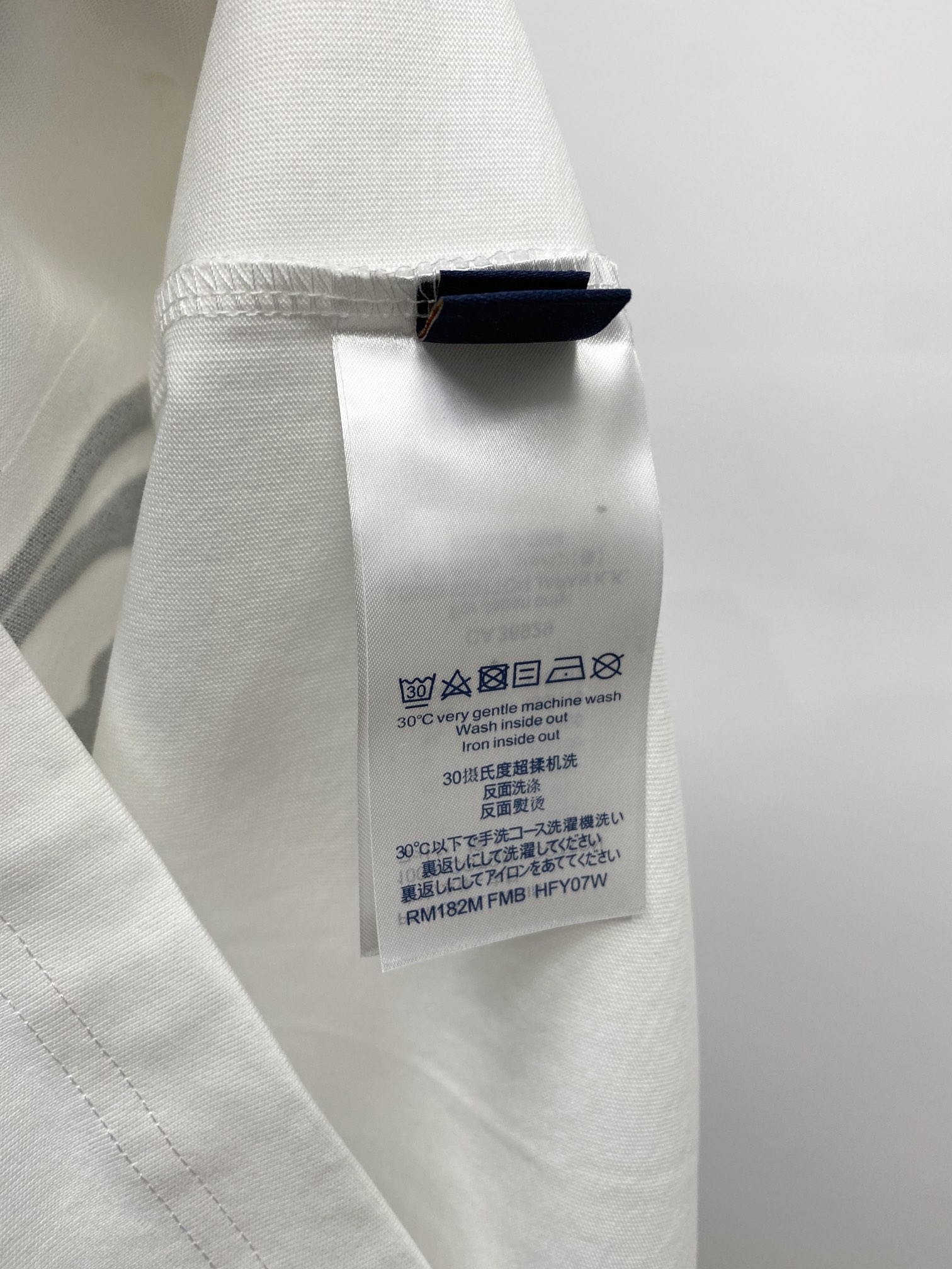 路易威登、2025最新款短袖T恤，帅气时尚，胸前精致刺绣字母图案logo，简约百搭款。面料棉 不仅挺括，