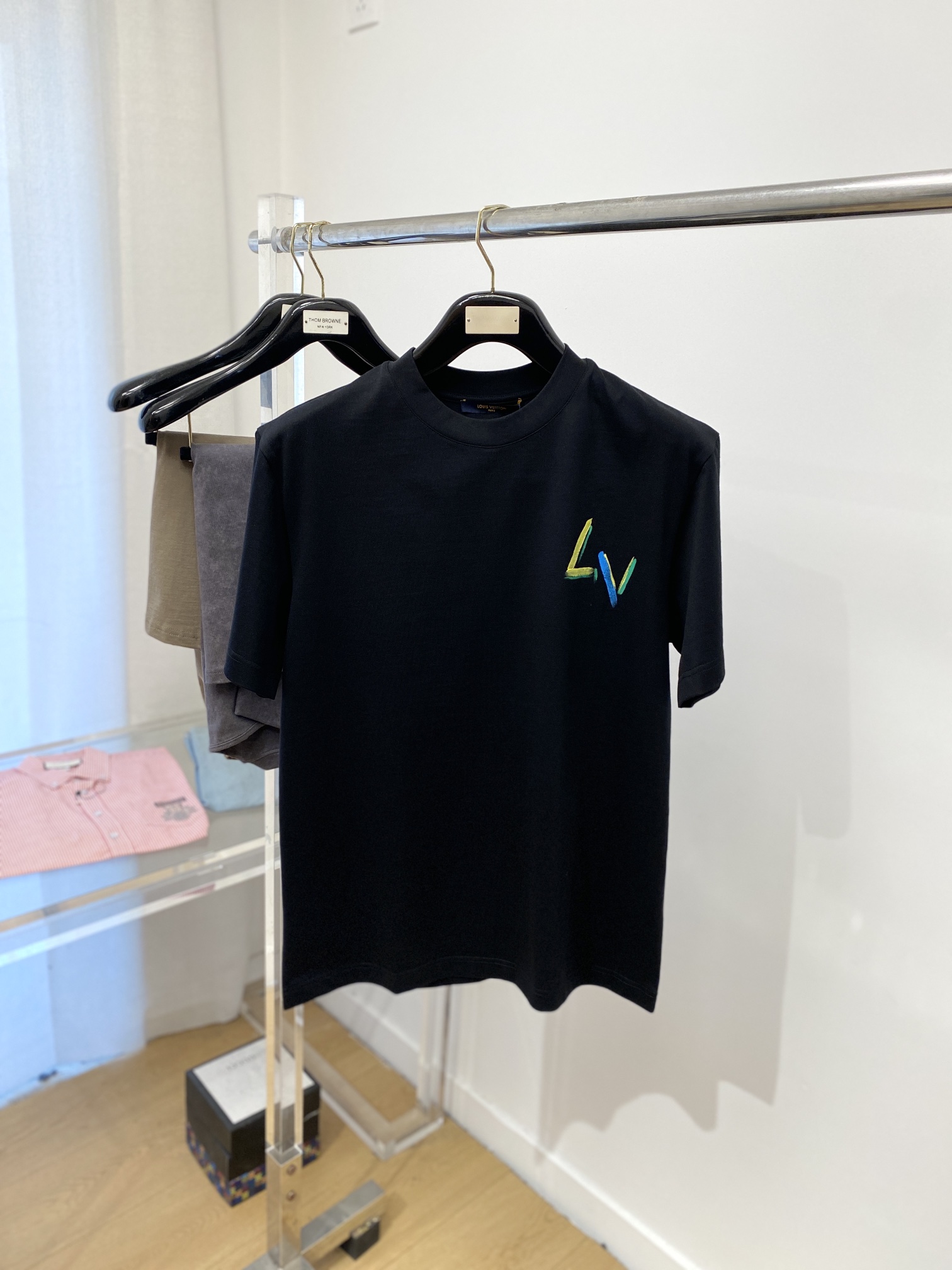 路易威登、2025最新款短袖T恤，帅气时尚，胸前精致刺绣字母logo，简约百搭款。面料棉 不仅挺括，保持