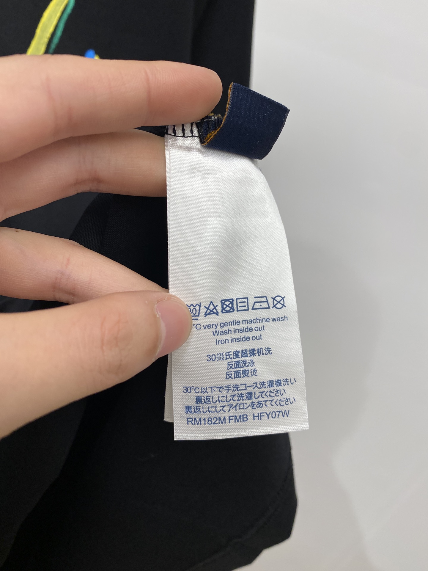 路易威登、2025最新款短袖T恤，帅气时尚，胸前精致刺绣字母logo，简约百搭款。面料棉 不仅挺括，保持