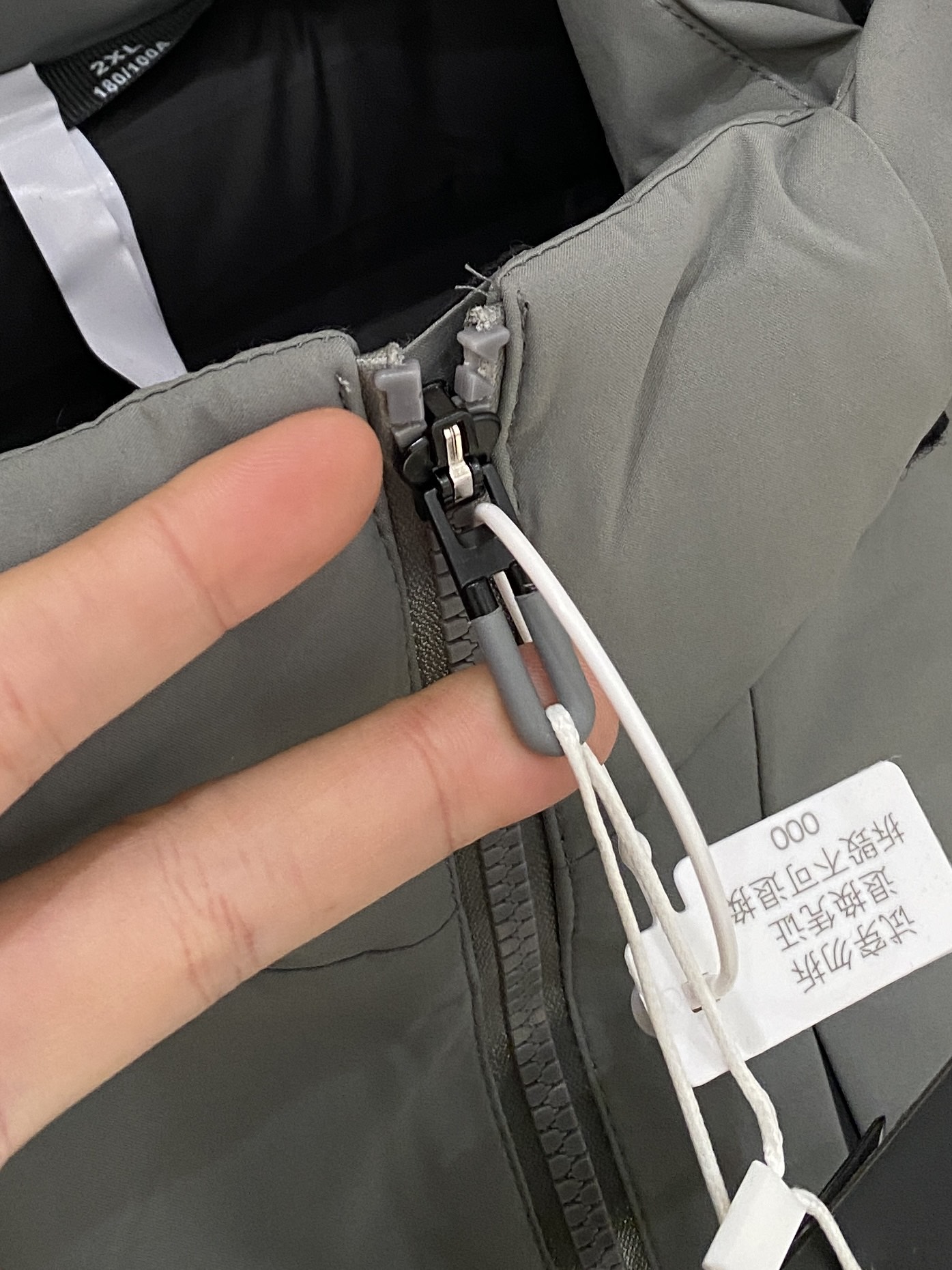 ￼ 始祖鸟、2025最新款男士轻薄羽绒服、面料柔软舒适 ．上身版型超赞 ．拉链．辅料都是客供 、进口面料