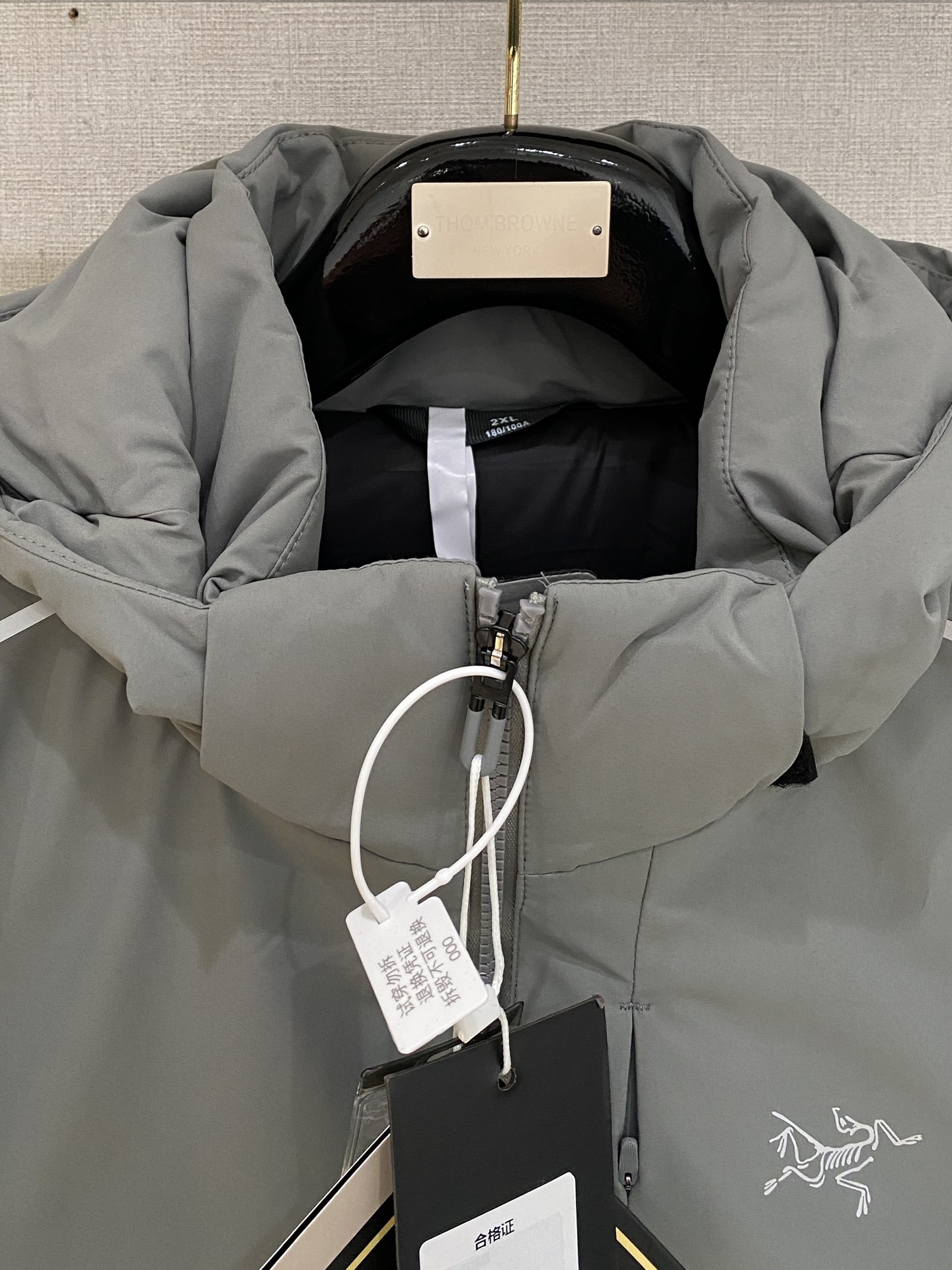￼ 始祖鸟、2025最新款男士轻薄羽绒服、面料柔软舒适 ．上身版型超赞 ．拉链．辅料都是客供 、进口面料