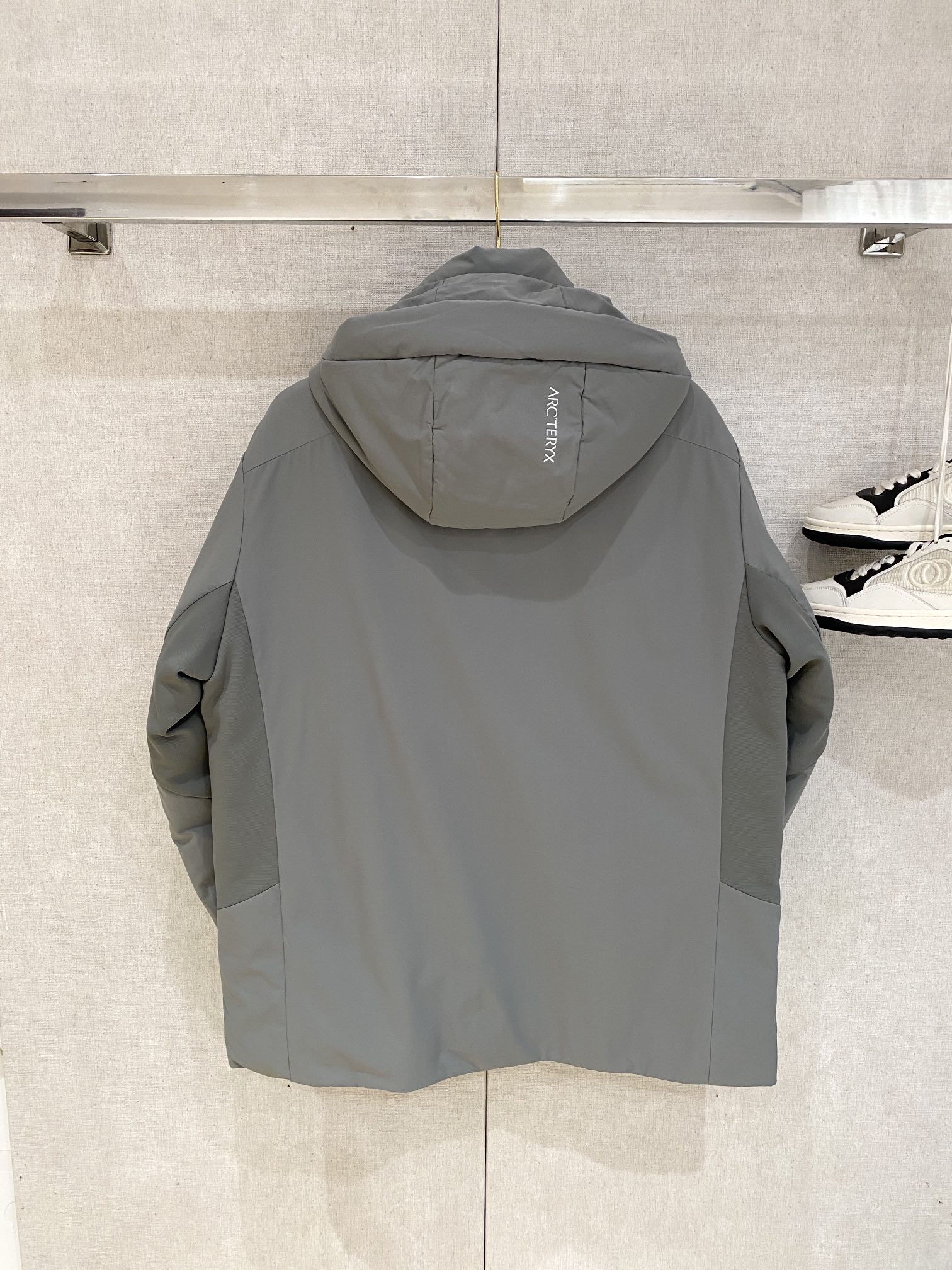 ￼ 始祖鸟、2025最新款男士轻薄羽绒服、面料柔软舒适 ．上身版型超赞 ．拉链．辅料都是客供 、进口面料