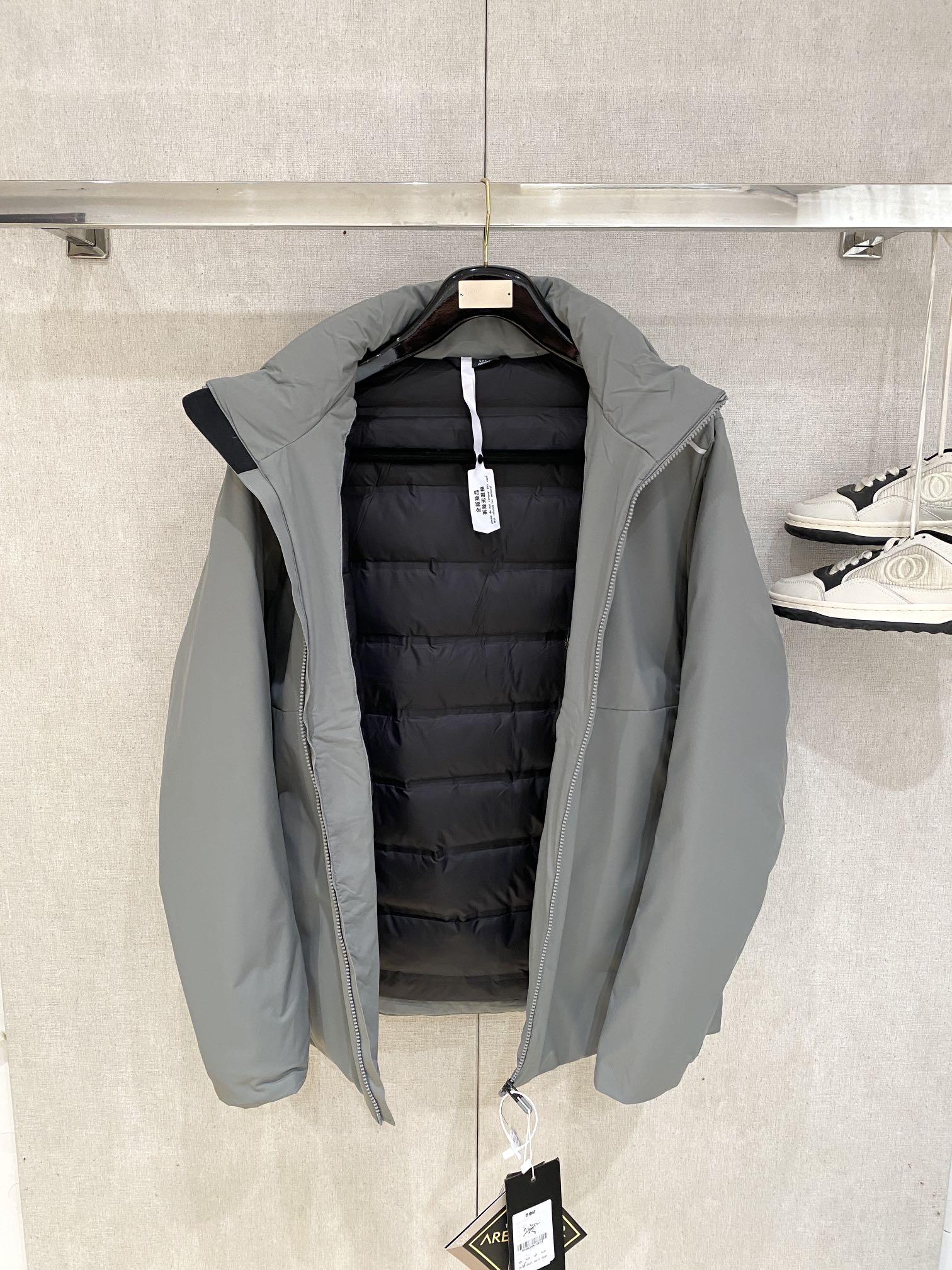 ￼ 始祖鸟、2025最新款男士轻薄羽绒服、面料柔软舒适 ．上身版型超赞 ．拉链．辅料都是客供 、进口面料