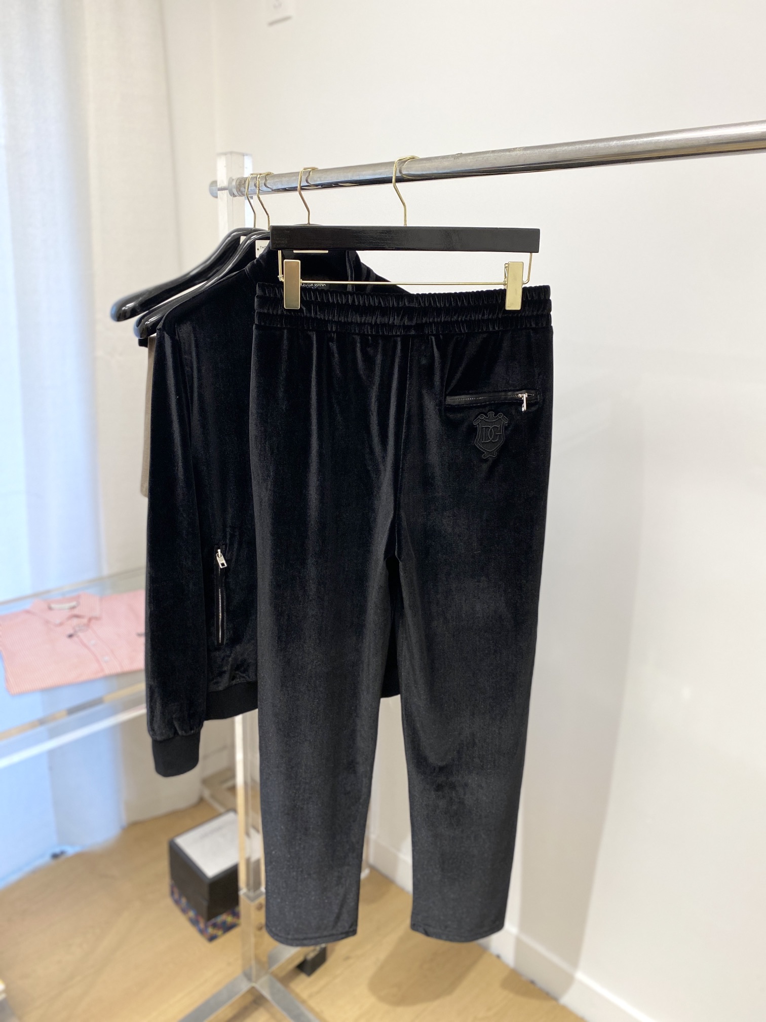  DG、 2025最新品，时尚休闲套装，顶级原版面料打造，穿着舒适，吸湿性透气性都非常良好，色牢度超高！