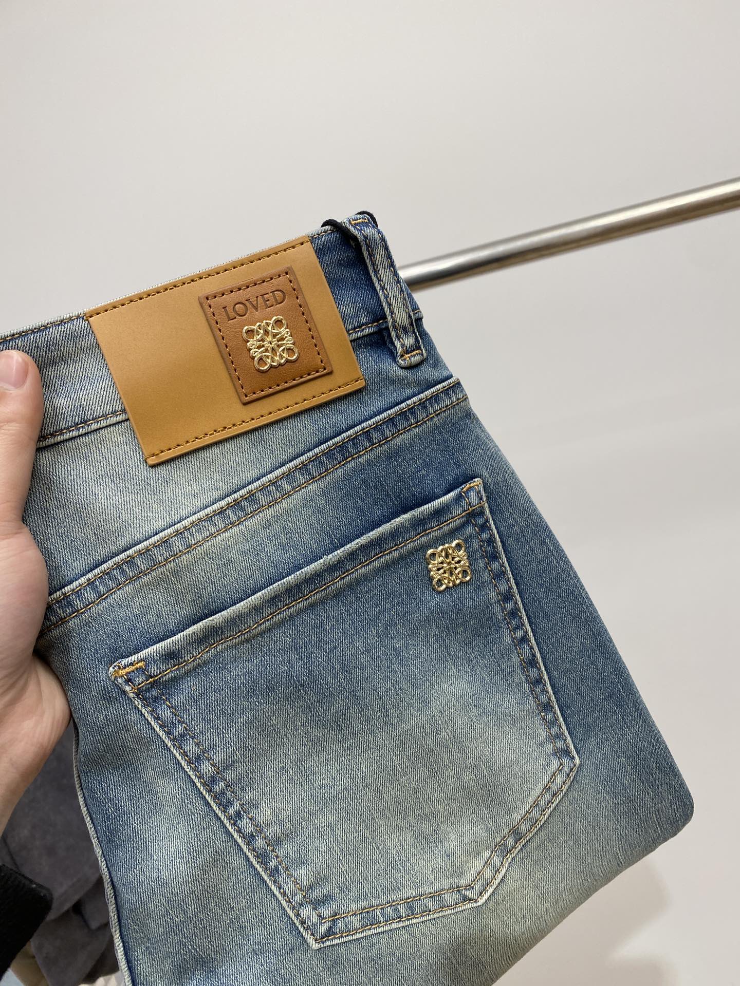 NO:116756,Luo Yiwei, the latest products, the counter is available at the same time, original single-order goods, water-washed casual jeans, imported original washing elastic fabric, comfortable and elastic, original hardware and auxiliary decorative logo, super positive style, extremely high grade, counter quality, fashionable and stylish upper body, 29-38,,loewe, jeans, alexander wang19860909罗意威、最新品,专柜同步有售,原单狠货,水洗休闲牛仔裤,进口原版水洗弹力面料,舒适有弹性,原版五金辅料装饰logo,版型超正,档次极高,专柜品质,上身时尚有型,码数29-38,,loewe,jeans,alexander wang,Men's clothing