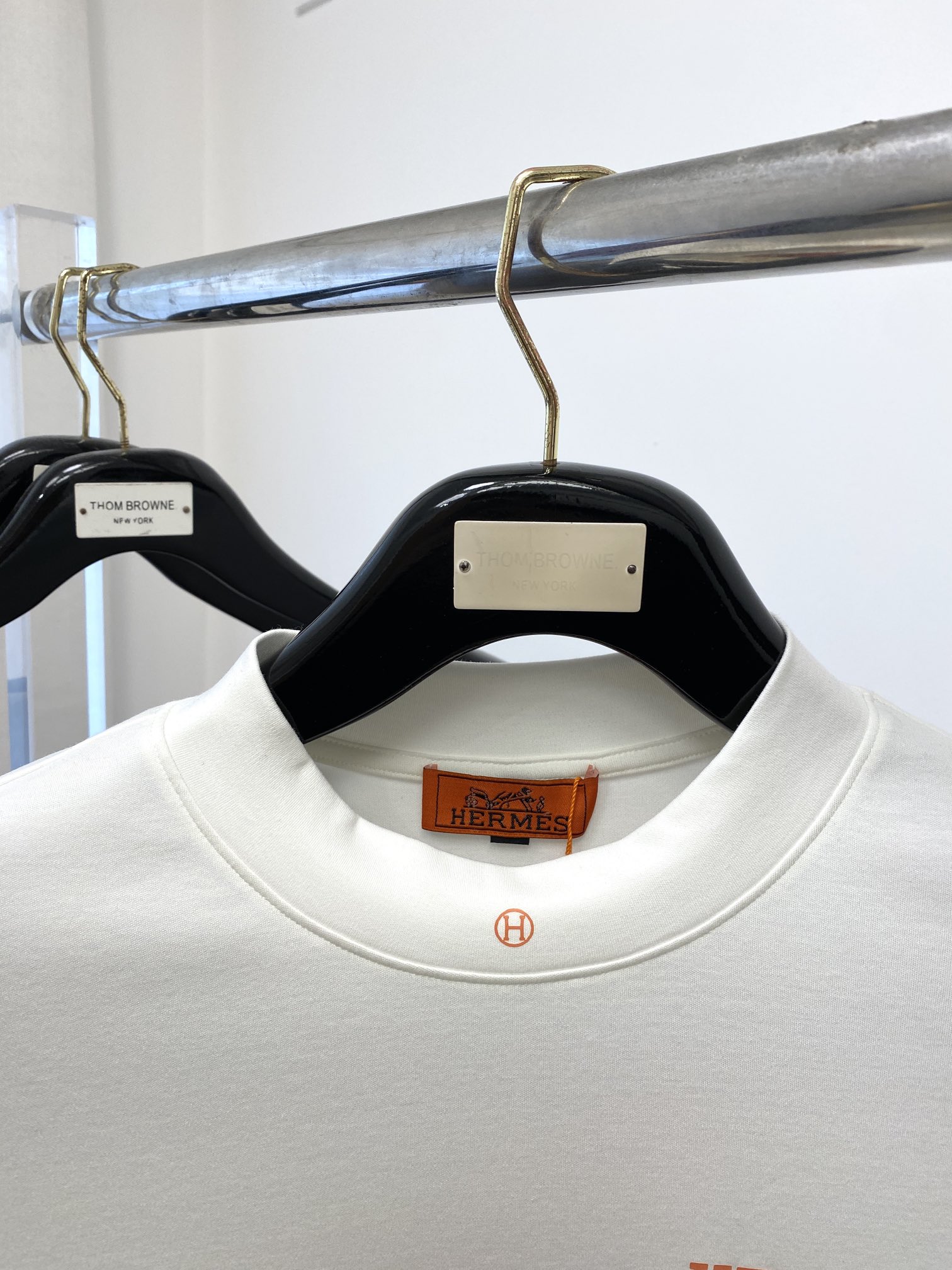  爱马仕、2025新品长袖打底，帅气时尚，胸前顶级印花字母logo，简约百搭款。面料棉 不仅挺括，保持潮