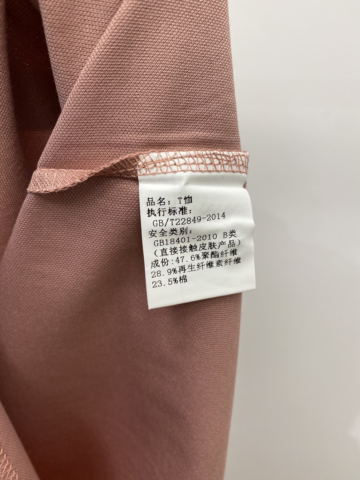巴宝莉、2025最新款短袖T恤，帅气时尚，胸前精致刺绣字母logo，简约百搭款。面料棉 不仅挺括，保持潮