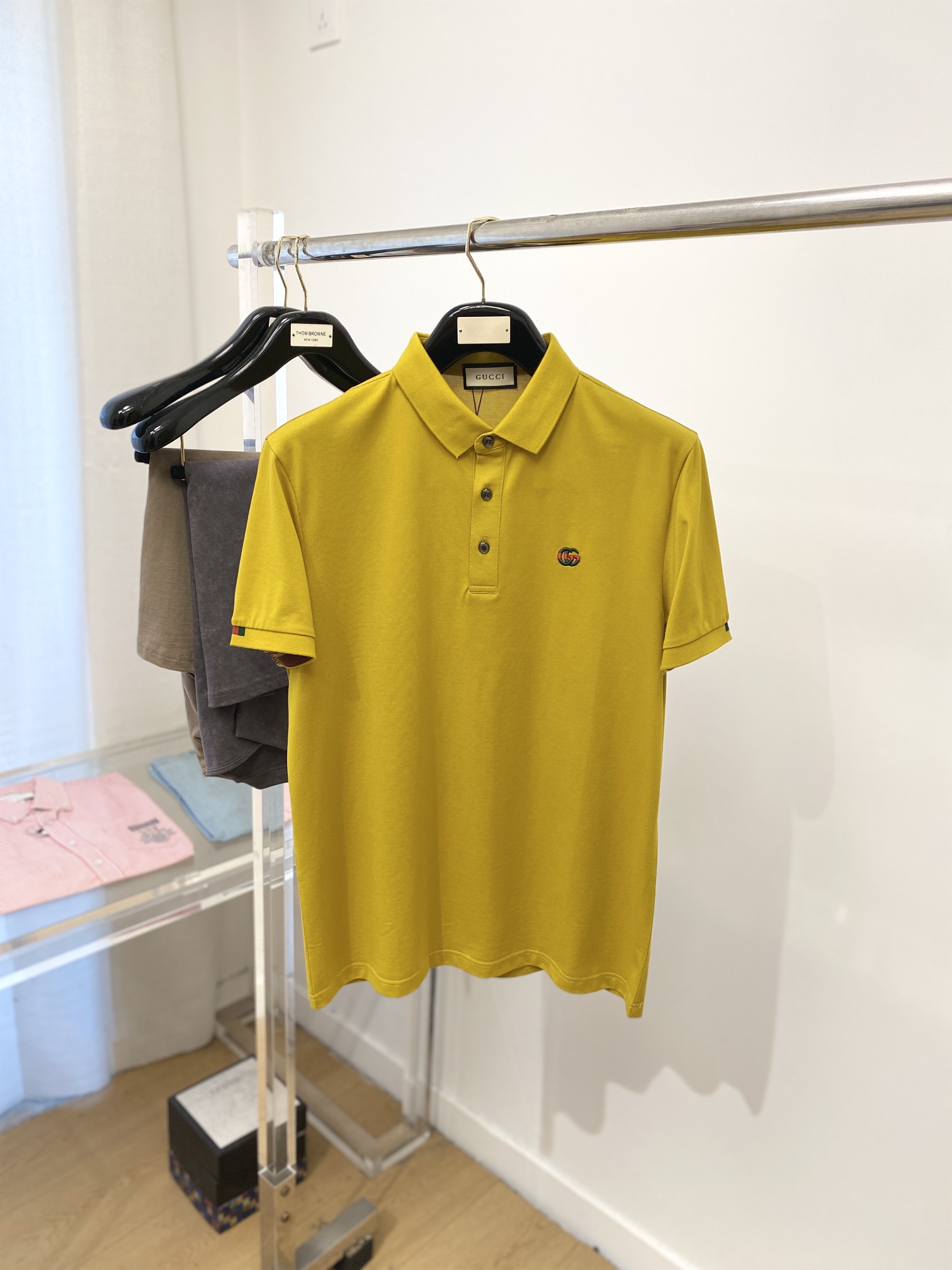 NO:118275,Guqi, the latest short-sleeved T-shirt in 2025, handsome and fashionable, exquisite embroidered letter logo on the chest, simple and versatile style. The fabric cotton is not only crisp, maintains the trendy silhouette, but also comfortable to wear, and the yarn is more delicate, the number M-3XL, T-shirt,tees, t-shirt,alexander wang19860909古奇、2025最新款短袖T恤,帅气时尚,胸前精致刺绣字母logo,简约百搭款.面料棉 不仅挺括,保持潮流的廓形,又穿着舒适,纱织更细腻,码数M-3XL,,T-shirt,tees，t-shirt,alexander wang,Men's clothing