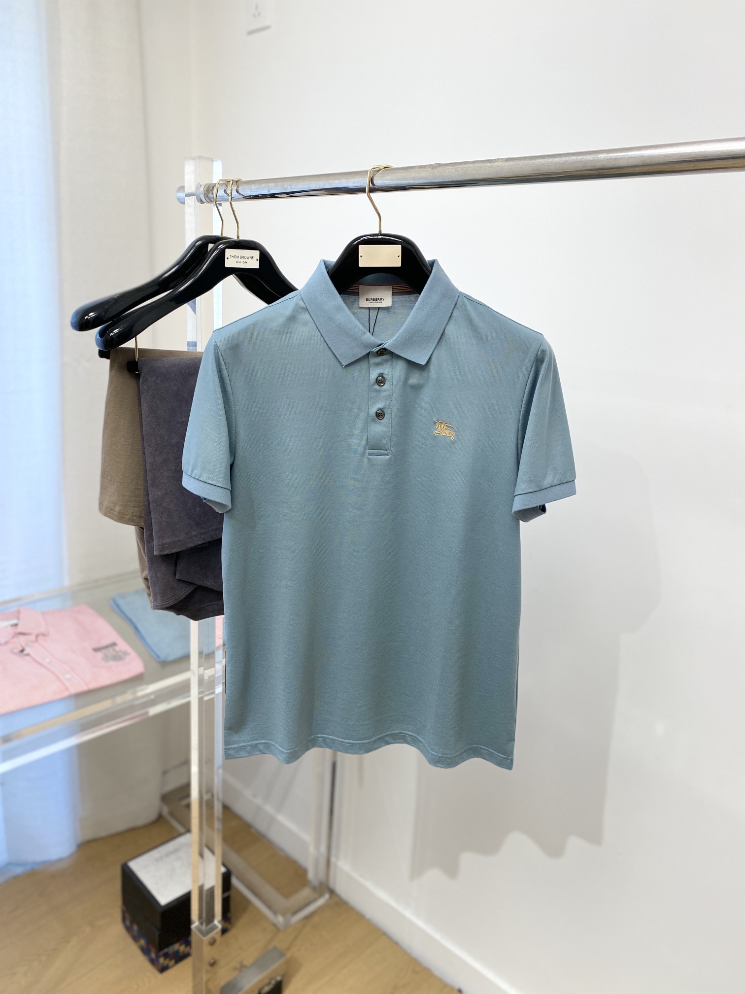 NO:118293,Burberry, the latest short-sleeved T-shirt in 2025, handsome and fashionable, exquisite embroidered pattern logo on the chest, simple and versatile style. The fabric cotton is not only crisp, maintains the trendy silhouette, and is comfortable to wear, and the yarn is more delicate, the number M-3XL, burberry, T-shirt, tees, t-shirt, alexander wang19860909巴宝莉、2025最新款短袖T恤,帅气时尚,胸前精致刺绣图案logo,简约百搭款.面料棉 不仅挺括,保持潮流的廓形,又穿着舒适,纱织更细腻,码数M-3XL,,burberry,T-shirt,tees，t-shirt,alexander wang,Men's clothing