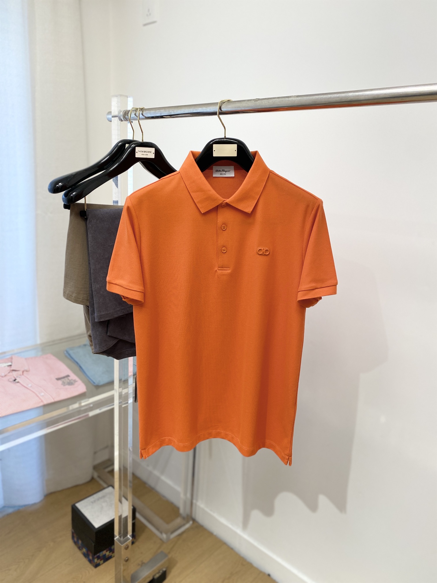 NO:118290,Ferragamo, the latest short-sleeved T-shirt in 2025, handsome and fashionable, chest design concave and concave decorative pattern logo, simple and versatile style. Fabric cotton is not only crisp, maintains a fashionable silhouette, but also comfortable to wear, and the yarn is more delicate, the number M-3XL, ferragamo, T-shirt, tees, t-shirt, alexander wang19860909菲拉格慕、2025最新款短袖T恤,帅气时尚,胸前设计凹凸装饰图案logo,简约百搭款.面料棉 不仅挺括,保持潮流的廓形,又穿着舒适,纱织更细腻,码数M-3XL,,ferragamo,T-shirt,tees，t-shirt,alexander wang,Men's clothing