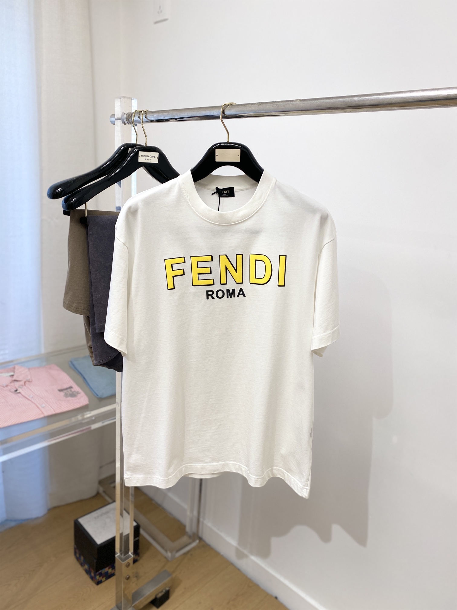 NO:119996,Fendi, the latest short-sleeved T-shirt in 2025, handsome and fashionable, top printed letter logo on the chest, simple and versatile style. The fabric cotton is not only crisp, maintains the trendy silhouette, but also comfortable to wear, and the yarn is more delicate, the number M-2XL, fendi, T-shirt, tees, t-shirt, alexander wang19860909芬迪、2025最新款短袖T恤,帅气时尚,胸前顶级印花字母logo,简约百搭款.面料棉 不仅挺括,保持潮流的廓形,又穿着舒适,纱织更细腻,码数M-2XL,,fendi,T-shirt,tees，t-shirt,alexander wang,Men's clothing