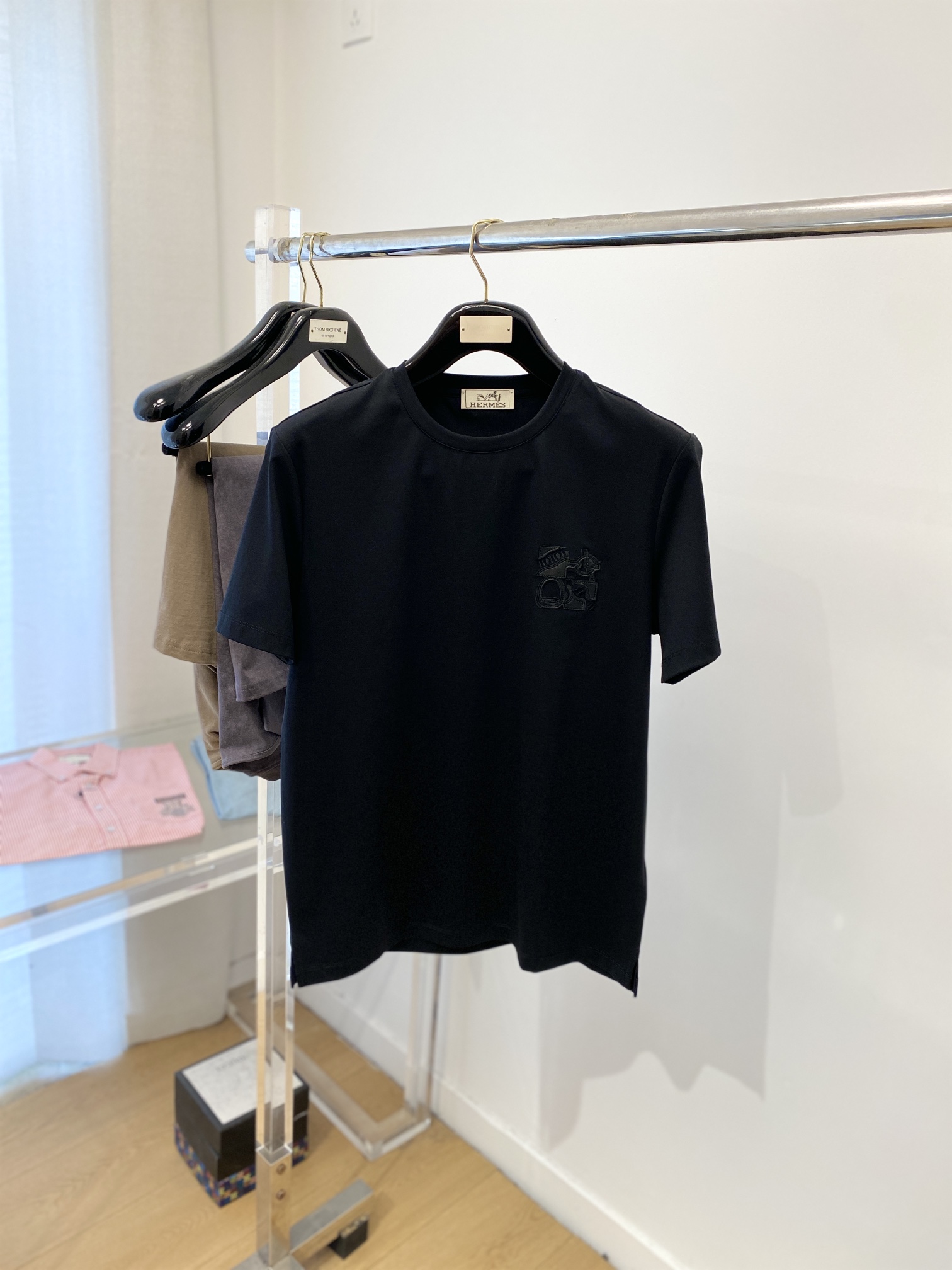 NO:126337,Hermes, the latest short-sleeved T-shirt, handsome and fashionable, chest embroidered decorative pattern logo, simple and versatile style. Fabric cotton is not only crisp, maintains a fashionable silhouette, and is comfortable to wear, and the yarn is more delicate, the number M-3XL, hermes, T-shirt,tees, t-shirt,alexander wang19860909爱马仕、最新款短袖T恤,帅气时尚,胸前刺绣装饰图案logo,简约百搭款.面料棉 不仅挺括,保持潮流的廓形,又穿着舒适,纱织更细腻,码数M-3XL,,hermes,T-shirt,tees，t-shirt,alexander wang,Men's clothing