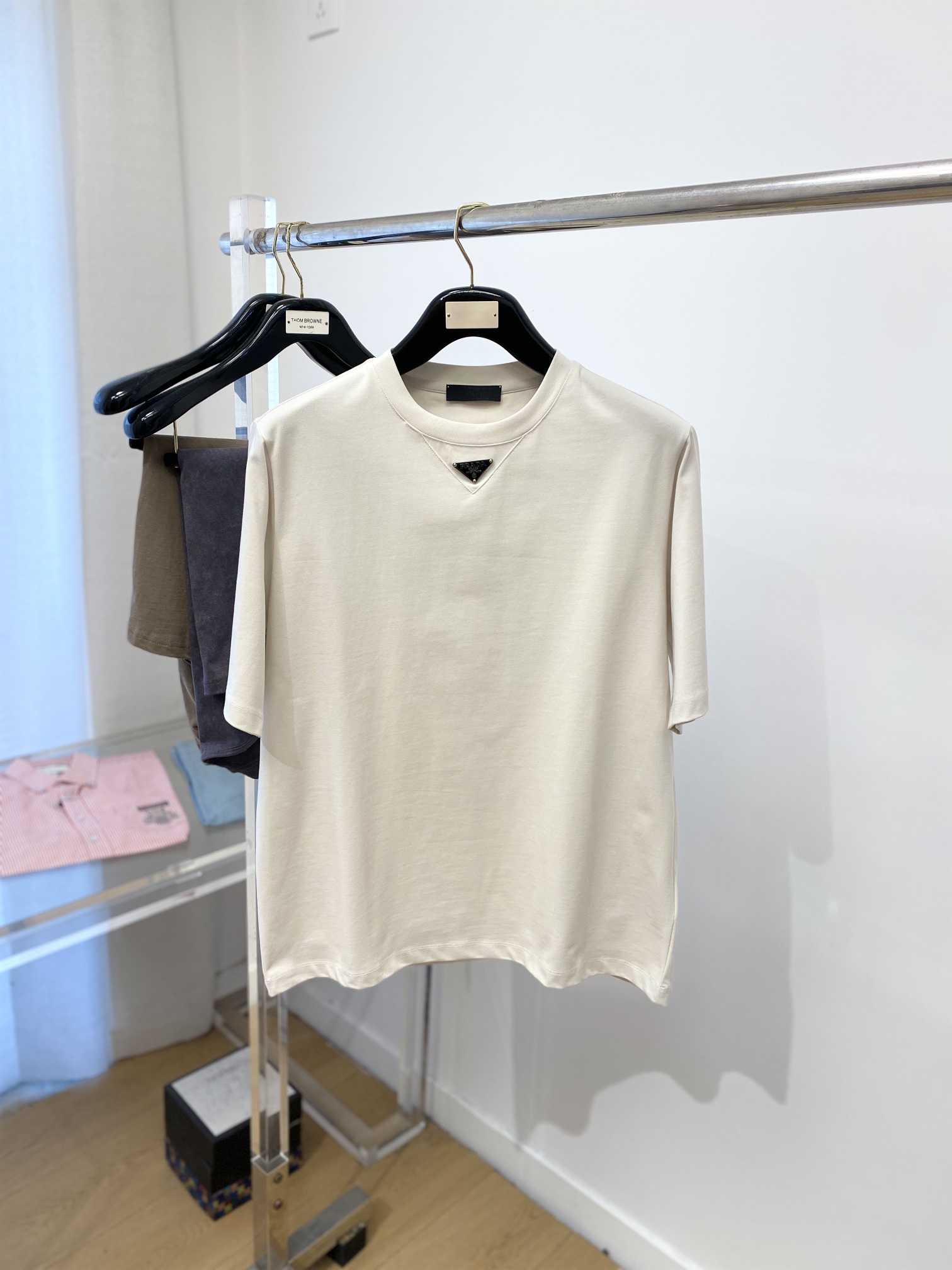 NO:126340,Prada, the latest short-sleeved T-shirt, handsome and fashionable, chest hardware decorative triangle logo, simple and versatile style. Fabric cotton is not only crisp, maintains a fashionable silhouette, but also comfortable to wear, and the yarn is more delicate, the number M-3XL, prada, T-shirt,tees, t-shirt,alexander wang19860909普拉达、最新款短袖T恤,帅气时尚,胸口五金装饰三角标logo,简约百搭款.面料棉 不仅挺括,保持潮流的廓形,又穿着舒适,纱织更细腻,码数M-3XL,,prada,T-shirt,tees，t-shirt,alexander wang,Men's clothing