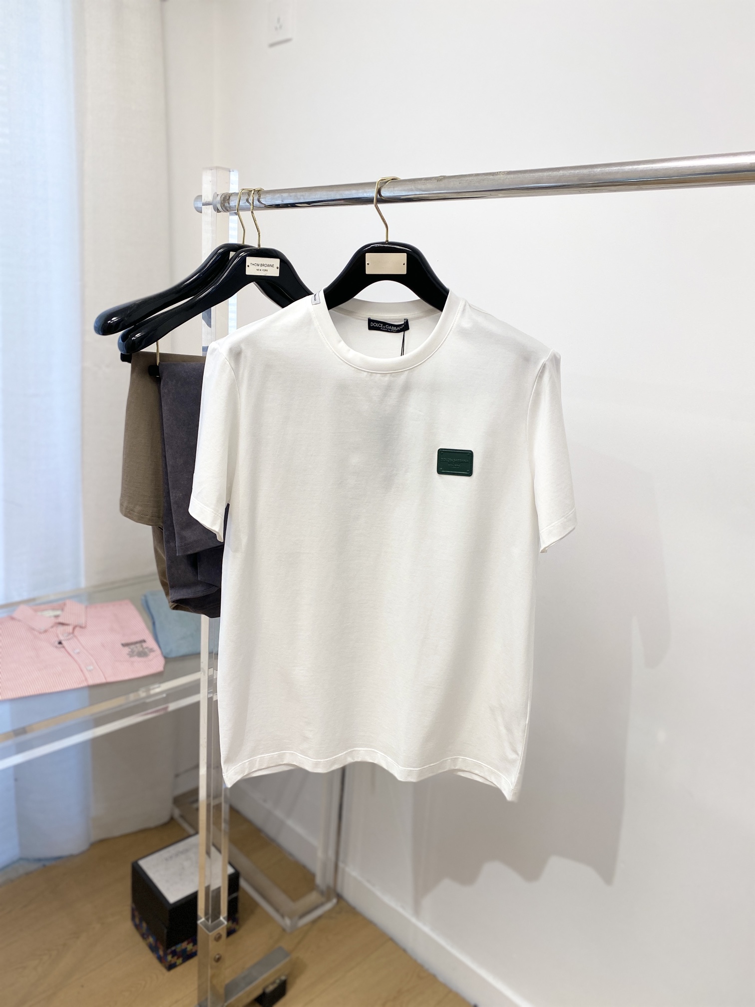 NO:118284,DG, the latest short-sleeved T-shirt in 2025, handsome and fashionable, chest embroidered decorative letter logo, simple and versatile style. Fabric cotton is not only crisp, maintains a fashionable silhouette, but also comfortable to wear, and the yarn is more delicate, the number M-3XL, Dolce & Gabbana, T-shirt, tees, t-shirt, alexander wang19860909DG、2025最新款短袖T恤,帅气时尚,胸前刺绣装饰字母logo,简约百搭款.面料棉 不仅挺括,保持潮流的廓形,又穿着舒适,纱织更细腻,码数M-3XL,,Dolce&Gabbana,T-shirt,tees，t-shirt,alexander wang,Men's clothing