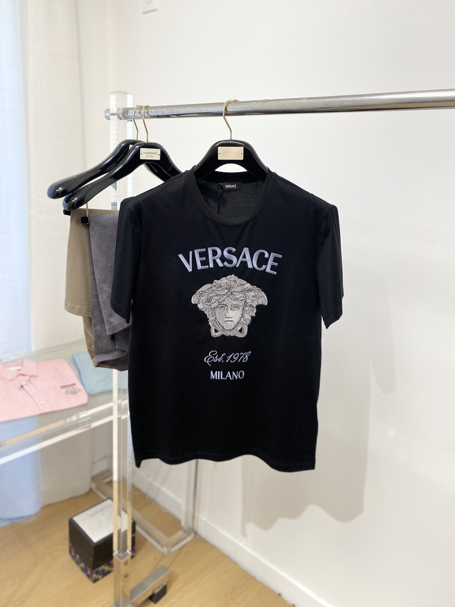 NO:119987,Versace, the latest short-sleeved T-shirt in 2025, handsome and fashionable, exquisite embroidered and silhouetted on the chest, simple and versatile style. The fabric cotton is not only crisp, maintains the trendy silhouette, but also comfortable to wear, and the yarn is more delicate, the number M-3XL, versace, T-shirt, tees, t-shirt, alexander wang19860909范思哲、2025最新款短袖T恤,帅气时尚,胸前精致刺绣烫钻图案字母logo,简约百搭款.面料棉 不仅挺括,保持潮流的廓形,又穿着舒适,纱织更细腻,码数M-3XL,,versace,T-shirt,tees，t-shirt,alexander wang,Men's clothing