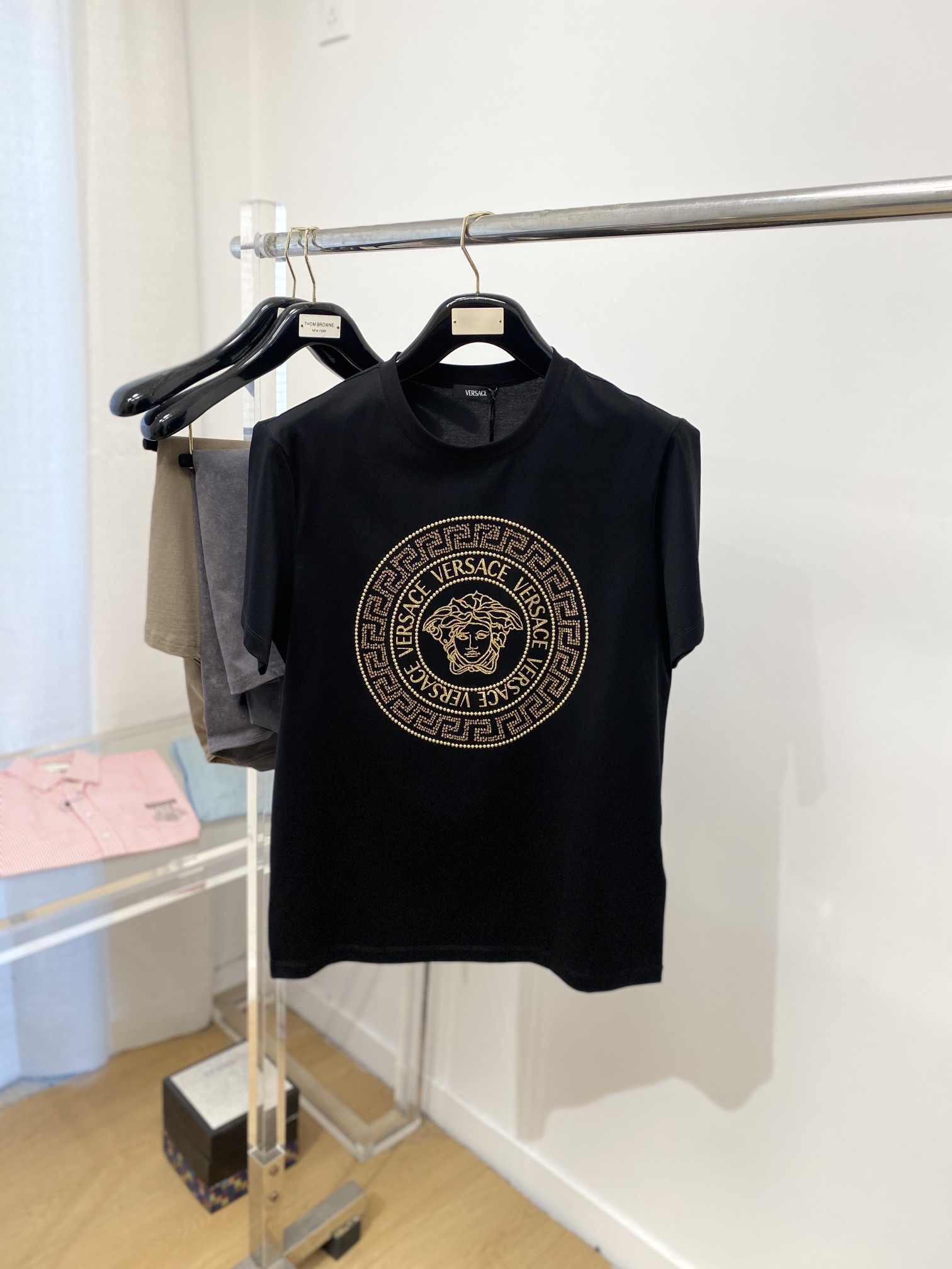 NO:119990,Versace, the latest short-sleeved T-shirt in 2025, handsome and fashionable, top-grade diamond pattern logo on the chest, simple and versatile style. The fabric cotton is not only crisp, maintains the trendy silhouette, but also comfortable to wear, and the yarn is more delicate, the number M-3XL, versace, T-shirt, tees, t-shirt, alexander wang19860909范思哲、2025最新款短袖T恤,帅气时尚,胸前顶级烫钻图案logo,简约百搭款.面料棉 不仅挺括,保持潮流的廓形,又穿着舒适,纱织更细腻,码数M-3XL,,versace,T-shirt,tees，t-shirt,alexander wang,Men's clothing
