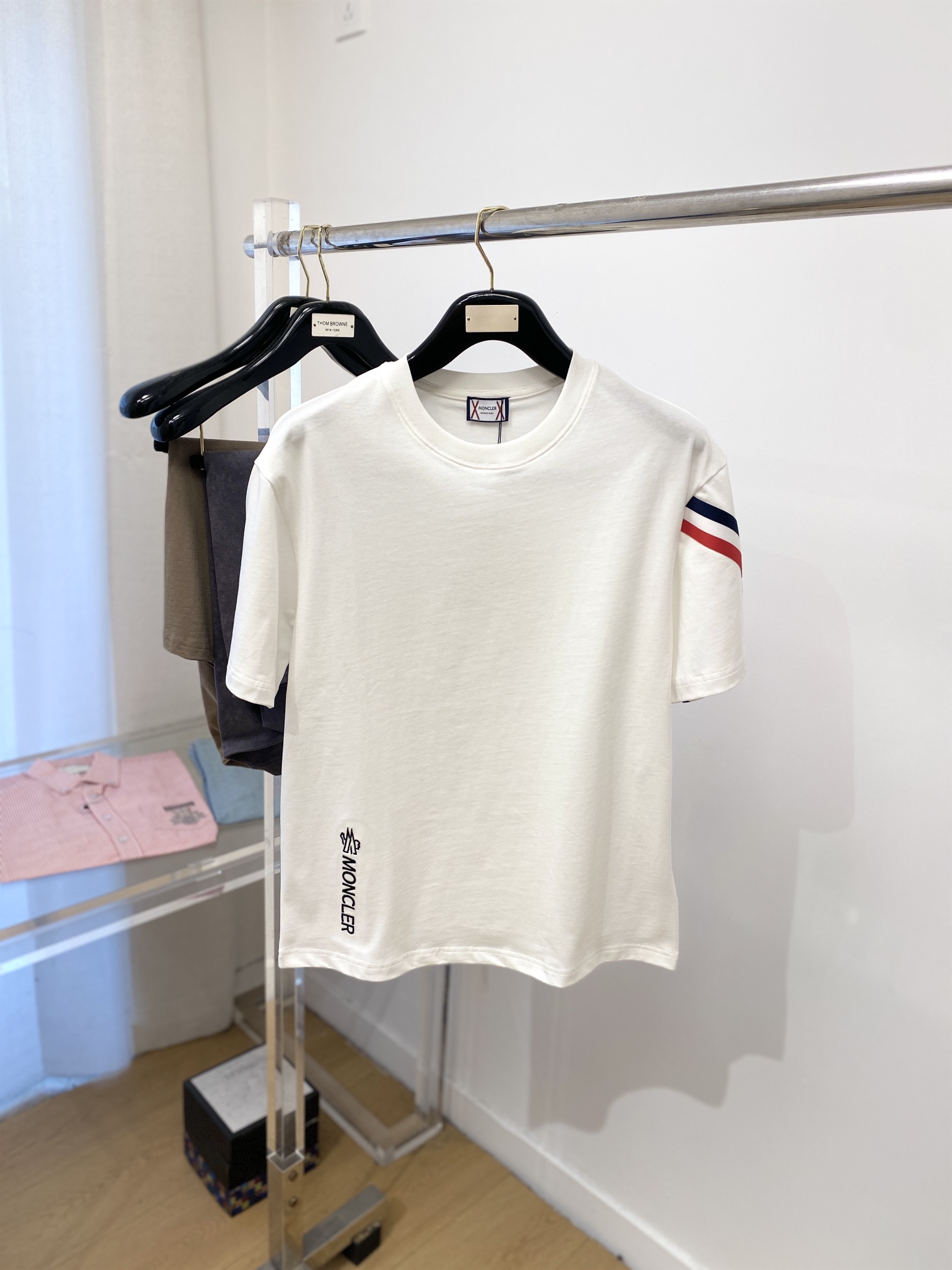 NO:119993,The latest short-sleeved T-shirt in 2025, handsome and fashionable, exquisite embroidered pattern logo on the cuffs, simple and versatile style. The fabric cotton is not only crisp, maintains the trendy silhouette, but also comfortable to wear, and the yarn is more delicate, the number M-3XL, Moncler, T-shirt,tees, t-shirt,alexander wang19860909蒙口、2025最新款短袖T恤,帅气时尚,袖口精致刺绣图案logo,简约百搭款.面料棉 不仅挺括,保持潮流的廓形,又穿着舒适,纱织更细腻,码数M-3XL,,Moncler,T-shirt,tees，t-shirt,alexander wang,Men's clothing