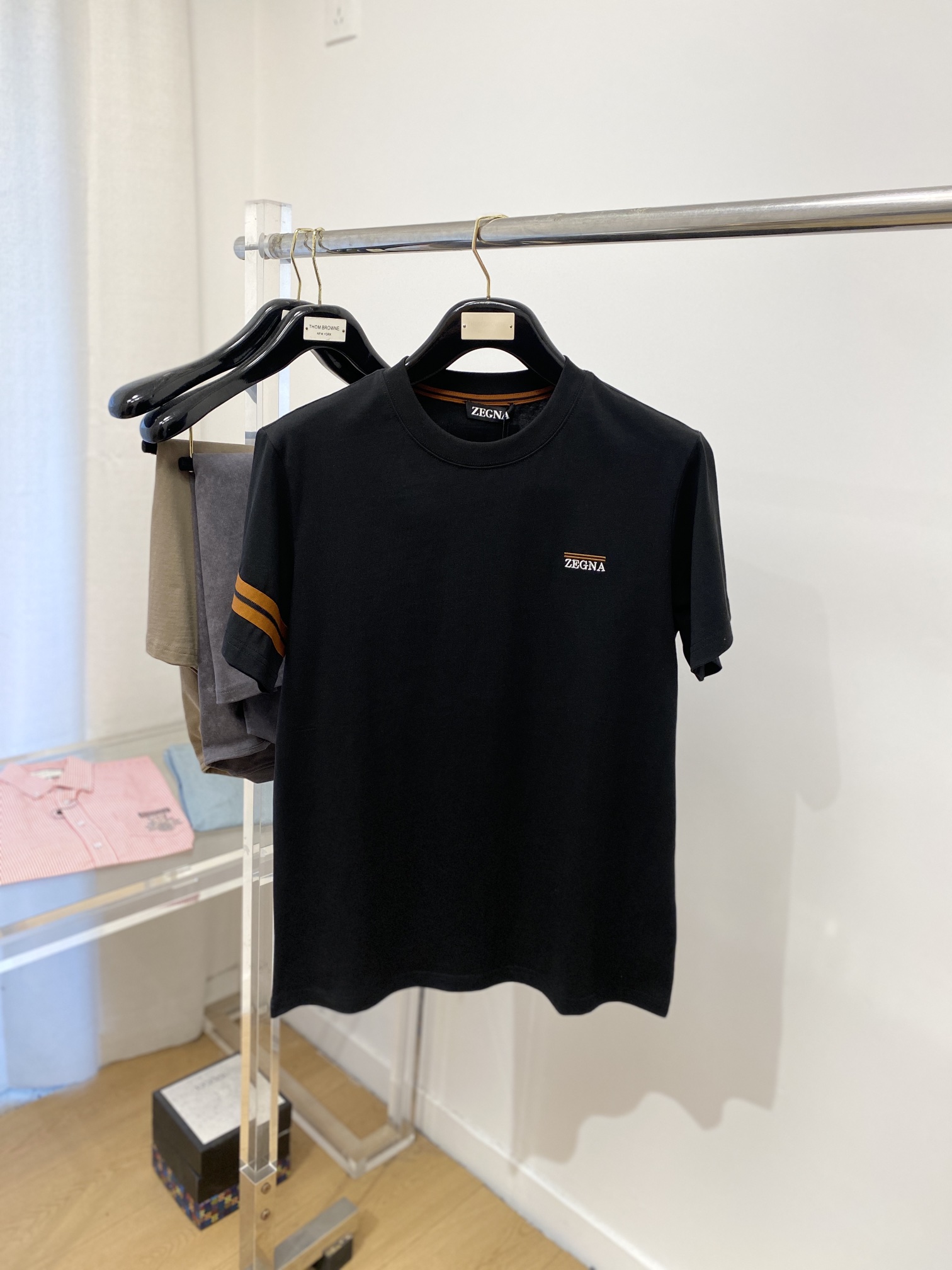 NO:119981,Zenia, the latest short-sleeved T-shirt in 2025, handsome and fashionable, exquisite embroidered letter logo on the chest, simple and versatile style. The fabric cotton is not only crisp, maintains the trendy silhouette, but also comfortable to wear, and the yarn is more delicate, the number M-3XL, zegna, T-shirt,tees, t-shirt,alexander wang19860909杰尼亚、2025最新款短袖T恤,帅气时尚,胸前精致刺绣字母logo,简约百搭款.面料棉 不仅挺括,保持潮流的廓形,又穿着舒适,纱织更细腻,码数M-3XL,,zegna,T-shirt,tees，t-shirt,alexander wang,Men's clothing