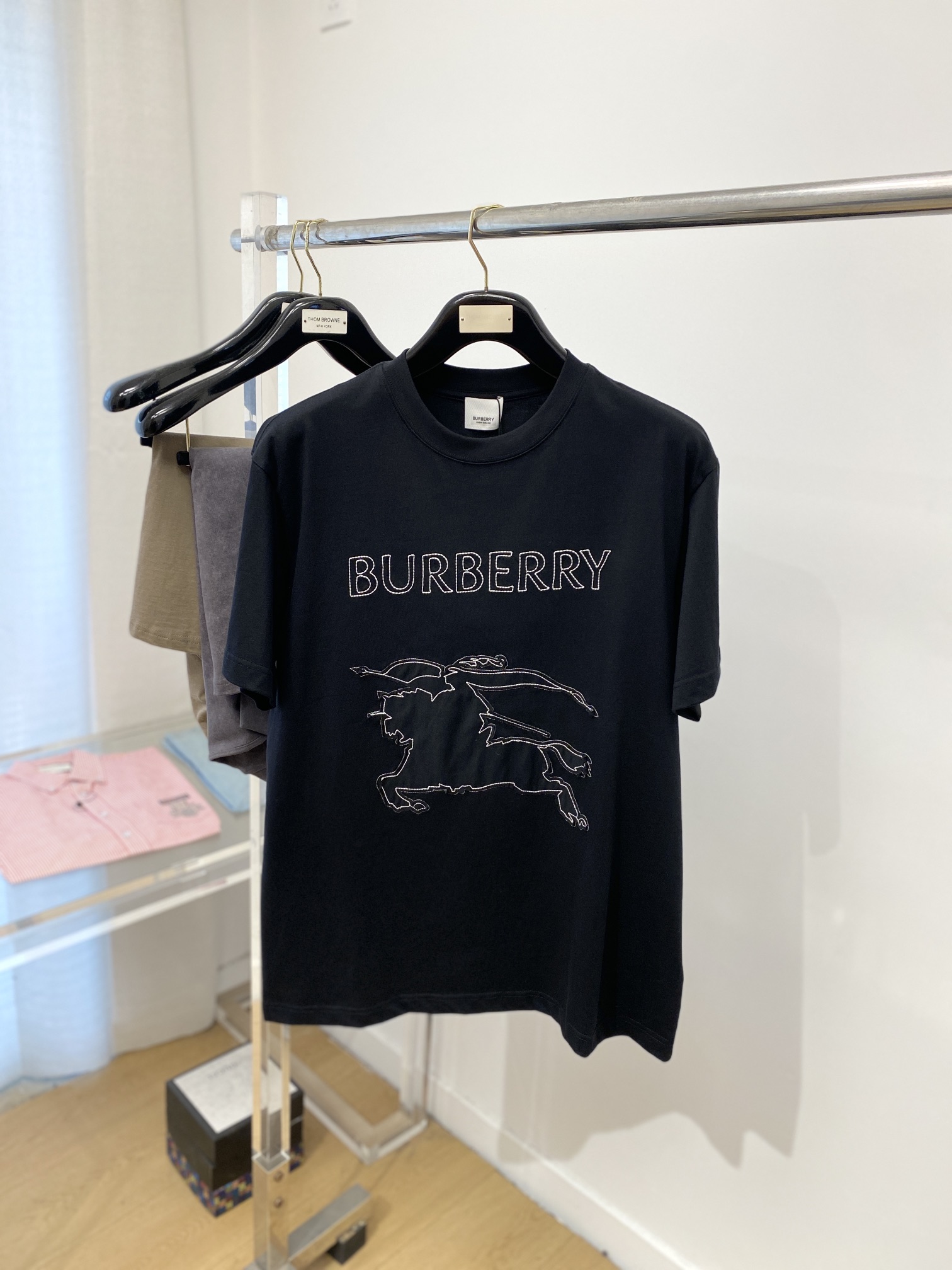 NO:119975,Luo Yiwei, the latest short-sleeved T-shirt in 2025, handsome and fashionable, exquisite embroidered pattern letter logo on the chest, simple and versatile style. The fabric cotton is not only crisp, maintains the trendy silhouette, but also comfortable to wear, and the yarn is more delicate, the number of codes XS-L,,loewe, T-shirt,tees, t-shirt,alexander wang19860909罗意威、2025最新款短袖T恤,帅气时尚,胸前精致刺绣图案字母logo,简约百搭款.面料棉 不仅挺括,保持潮流的廓形,又穿着舒适,纱织更细腻,码数XS-L,,loewe,T-shirt,tees，t-shirt,alexander wang,Men's clothing