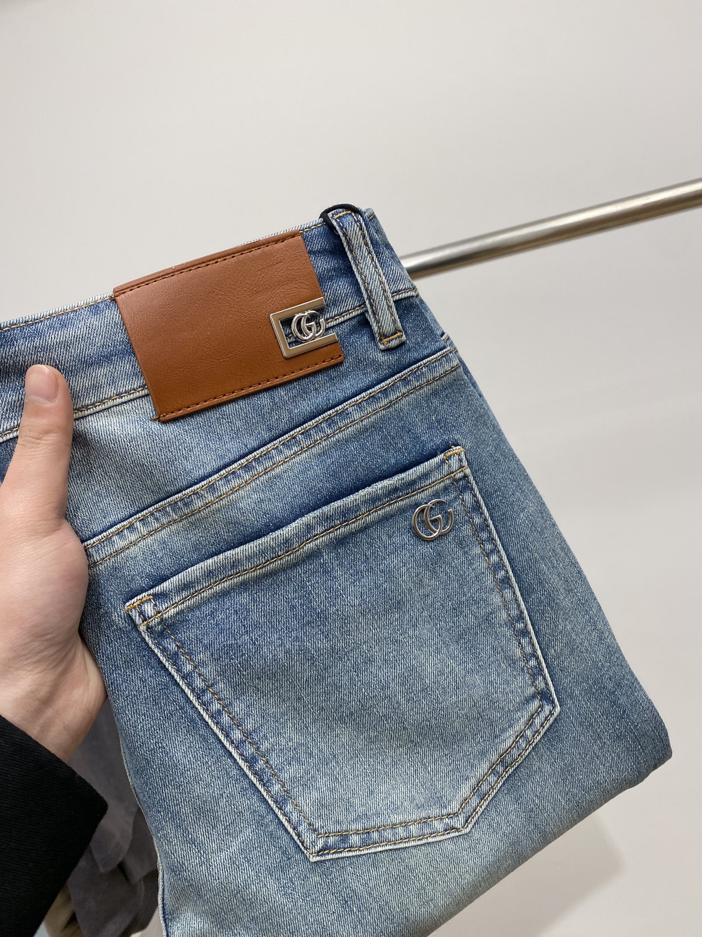 NO:116785,Guqi, the latest products, the counter is available at the same time, original single-purpose goods, water-washed casual jeans, imported original washing elastic fabric, comfortable and elastic, original hardware and auxiliary decorative logo, super positive style, extremely high grade, counter quality, fashionable and stylish upper body, 28-38, jeans, alexander wang19860909古奇、最新品,专柜同步有售,原单狠货,水洗休闲牛仔裤,进口原版水洗弹力面料,舒适有弹性,原版五金辅料装饰logo,版型超正,档次极高,专柜品质,上身时尚有型,码数28-38,,jeans,alexander wang,Men's clothing