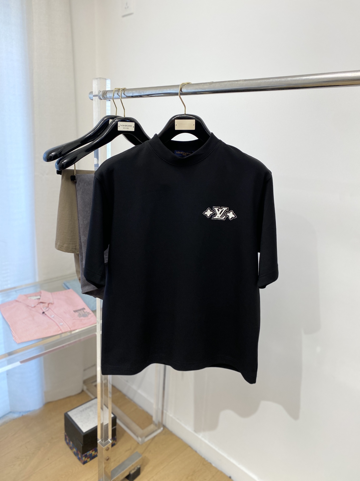 NO:119972,Louis Vuitton, the latest short-sleeved T-shirt in 2025, handsome and fashionable, top-grade printed glue and diamond letter logo on the chest, simple and versatile style. Fabric cotton is not only crisp, maintains the trendy silhouette, and is comfortable to wear, and the yarn is more delicate, the number M-2XL, louis vuitton, T-shirt, tees, t-shirt, alexander wang19860909路易威登、2025最新款短袖T恤,帅气时尚,胸前顶级印胶烫钻字母logo,简约百搭款.面料棉 不仅挺括,保持潮流的廓形,又穿着舒适,纱织更细腻,码数M-2XL,,louis vuitton,T-shirt,tees，t-shirt,alexander wang,Men's clothing