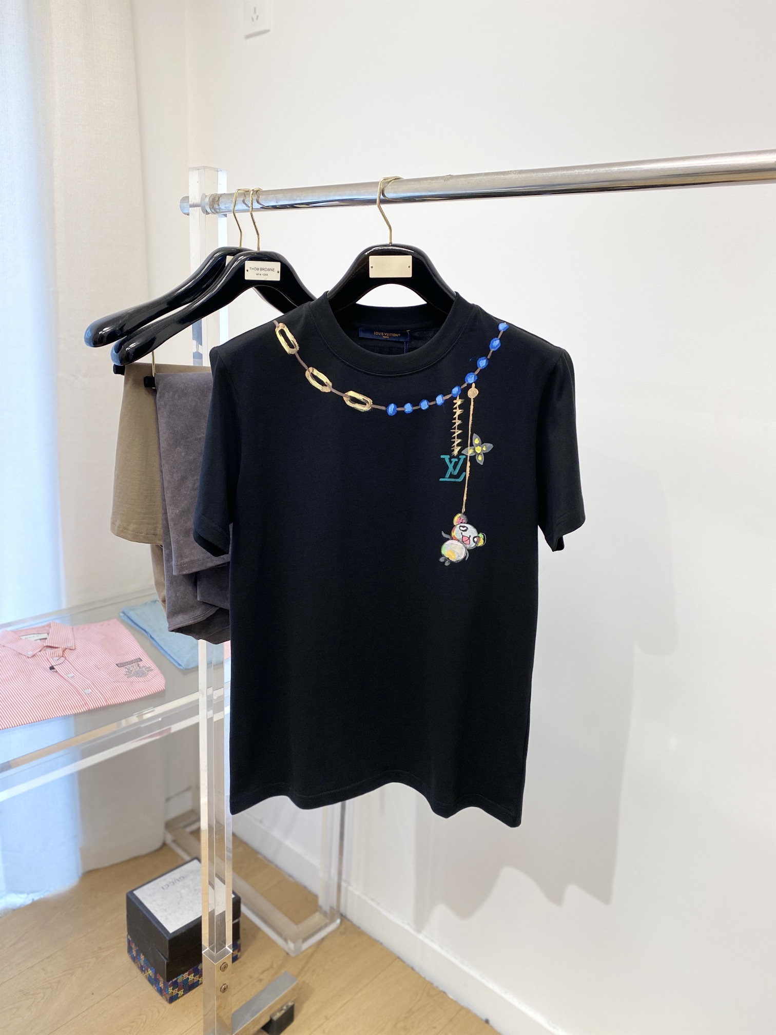 NO:116297,Support for the return and exchange after the New Year!  Louis Vuitton, the latest short-sleeved T-shirt in 2025, handsome and fashionable, top-grade printed pattern letter logo on the chest, simple and versatile style. The fabric cotton is not only crisp, maintains the trendy silhouette, and is also comfortable to wear, and the yarn is more delicate, the number M-3XL, louis vuitton, T-shirt,tees, t-shirt,alexander wang19860909支持年后退换！路易威登、2025最新款短袖T恤,帅气时尚,胸前顶级印花图案字母logo,简约百搭款.面料棉 不仅挺括,保持潮流的廓形,又穿着舒适,纱织更细腻,码数M-3XL,,louis vuitton,T-shirt,tees，t-shirt,alexander wang,Men's clothing