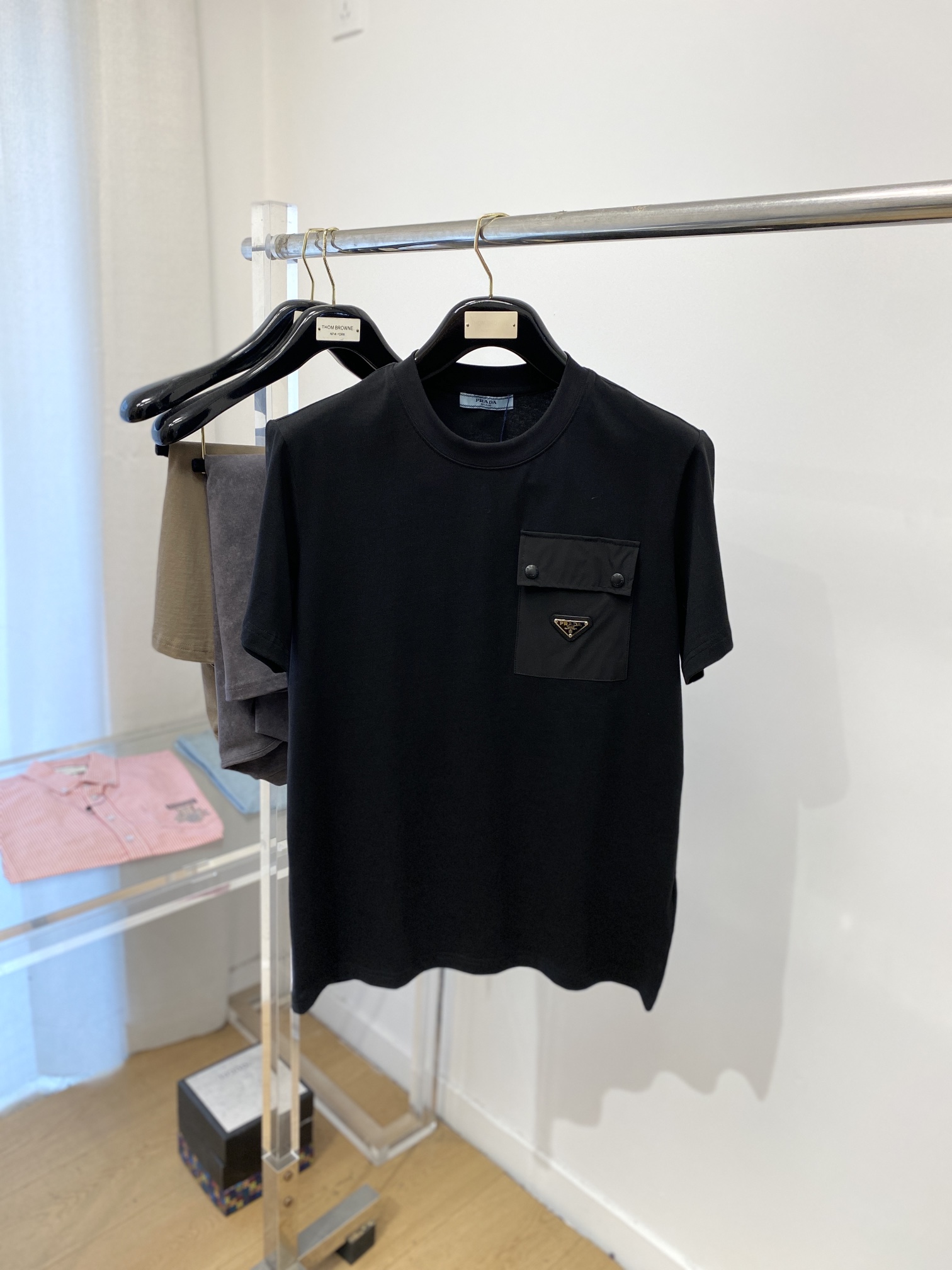 NO:119969,Prada, the latest short-sleeved T-shirt in 2025, handsome and fashionable, chest hardware decorative triangle logo, simple and versatile style. Fabric cotton is not only crisp, maintains a fashionable silhouette, but also comfortable to wear, and the yarn is more delicate, the number M-3XL, prada, T-shirt,tees, t-shirt,alexander wang19860909普拉达、2025最新款短袖T恤,帅气时尚,胸前五金装饰三角标logo,简约百搭款.面料棉 不仅挺括,保持潮流的廓形,又穿着舒适,纱织更细腻,码数M-3XL,,prada,T-shirt,tees，t-shirt,alexander wang,Men's clothing