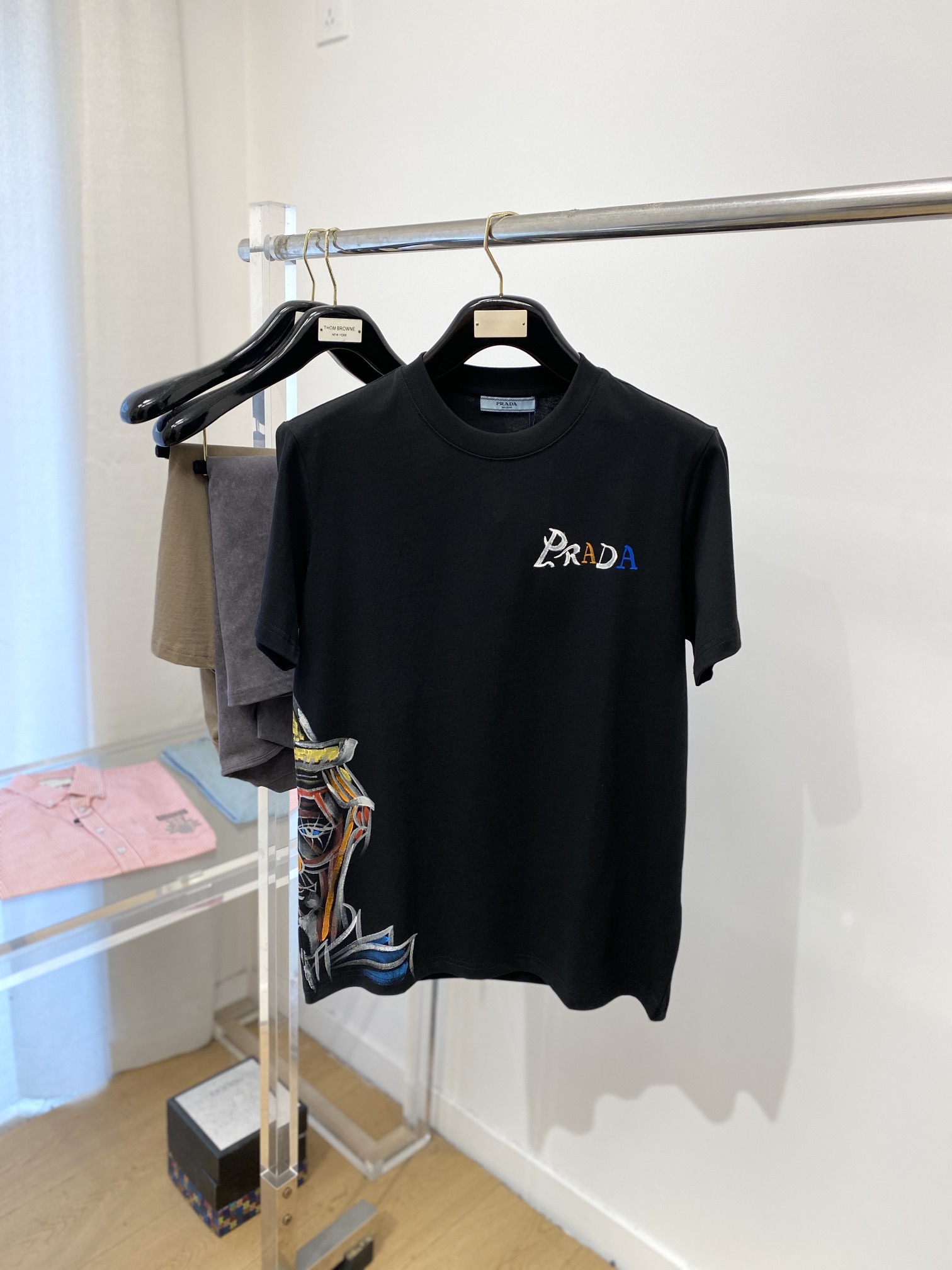 NO:116299,Support for the return and exchange after the New Year!  Prada, the latest short-sleeved T-shirt in 2025, handsome and fashionable, top printed letter logo on the chest, simple and versatile style. The fabric cotton is not only crisp, maintains the trendy silhouette, and is also comfortable to wear, and the yarn is more delicate, the number M-3XL, prada, T-shirt,tees, t-shirt,alexander wang19860909支持年后退换！普拉达、2025最新款短袖T恤,帅气时尚,胸前顶级印花字母logo,简约百搭款.面料棉 不仅挺括,保持潮流的廓形,又穿着舒适,纱织更细腻,码数M-3XL,,prada,T-shirt,tees，t-shirt,alexander wang,Men's clothing