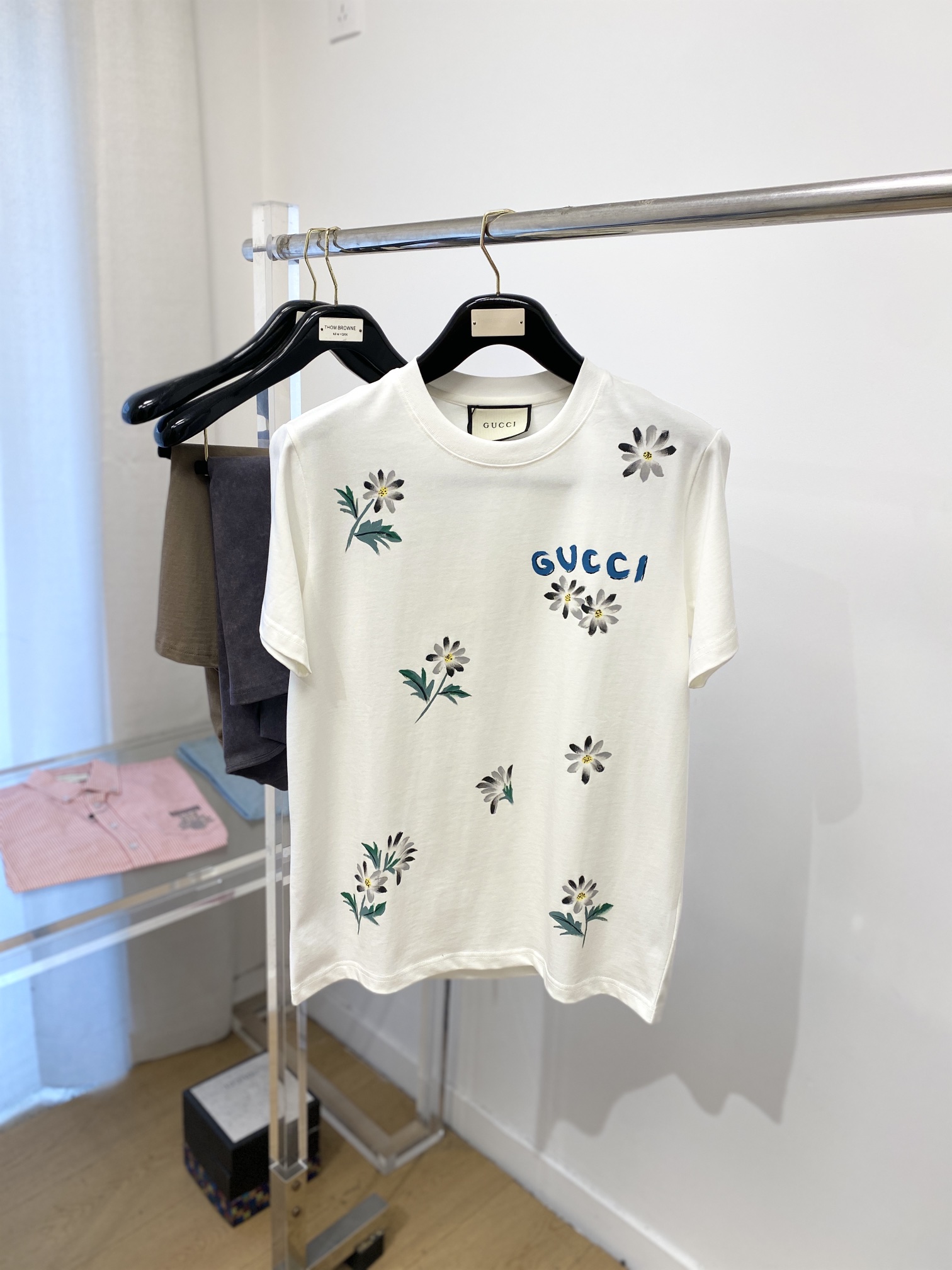 NO:116301,Support for the return and exchange after the New Year!  Guqi, the latest short-sleeved T-shirt in 2025, handsome and fashionable, top-grade printed pattern letter logo on the chest, simple and versatile style. The fabric cotton is not only crisp, maintains the trendy silhouette, and is also comfortable to wear, and the yarn is more delicate, the number M-3XL, T-shirt,tees, t-shirt,alexander wang19860909支持年后退换！古奇、2025最新款短袖T恤,帅气时尚,胸前顶级印花图案字母logo,简约百搭款.面料棉 不仅挺括,保持潮流的廓形,又穿着舒适,纱织更细腻,码数M-3XL,,T-shirt,tees，t-shirt,alexander wang,Men's clothing