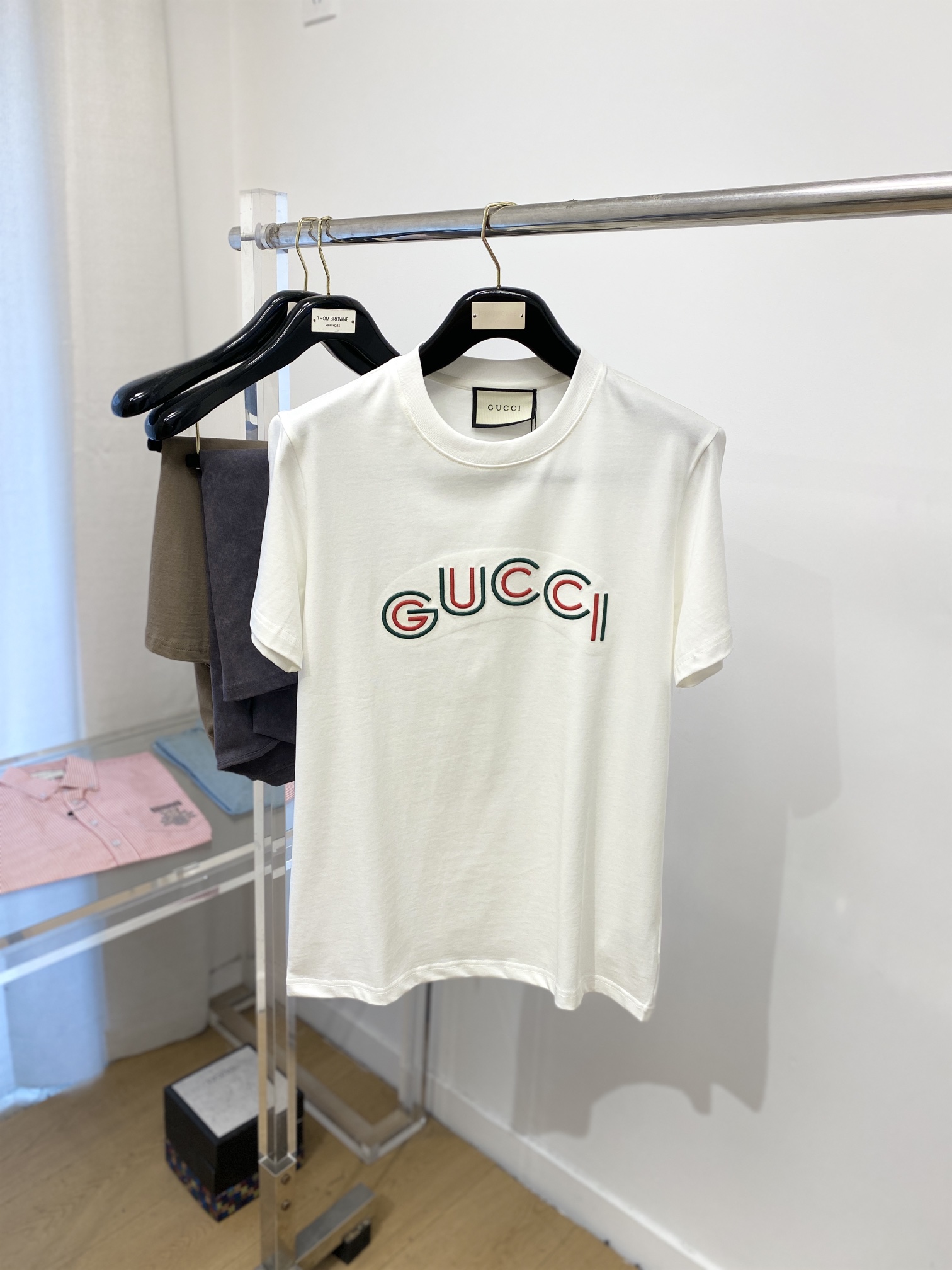 NO:116303,Support for the return and exchange after the New Year!  Guqi, the latest short-sleeved T-shirt in 2025, handsome and fashionable, exquisite embroidered letter logo on the chest, simple and versatile style. The fabric cotton is not only crisp, maintains the trendy silhouette, but also comfortable to wear, and the yarn is more delicate, the number M-3XL, T-shirt,tees, t-shirt,alexander wang19860909支持年后退换！古奇、2025最新款短袖T恤,帅气时尚,胸前精致刺绣字母logo,简约百搭款.面料棉 不仅挺括,保持潮流的廓形,又穿着舒适,纱织更细腻,码数M-3XL,,T-shirt,tees，t-shirt,alexander wang,Men's clothing