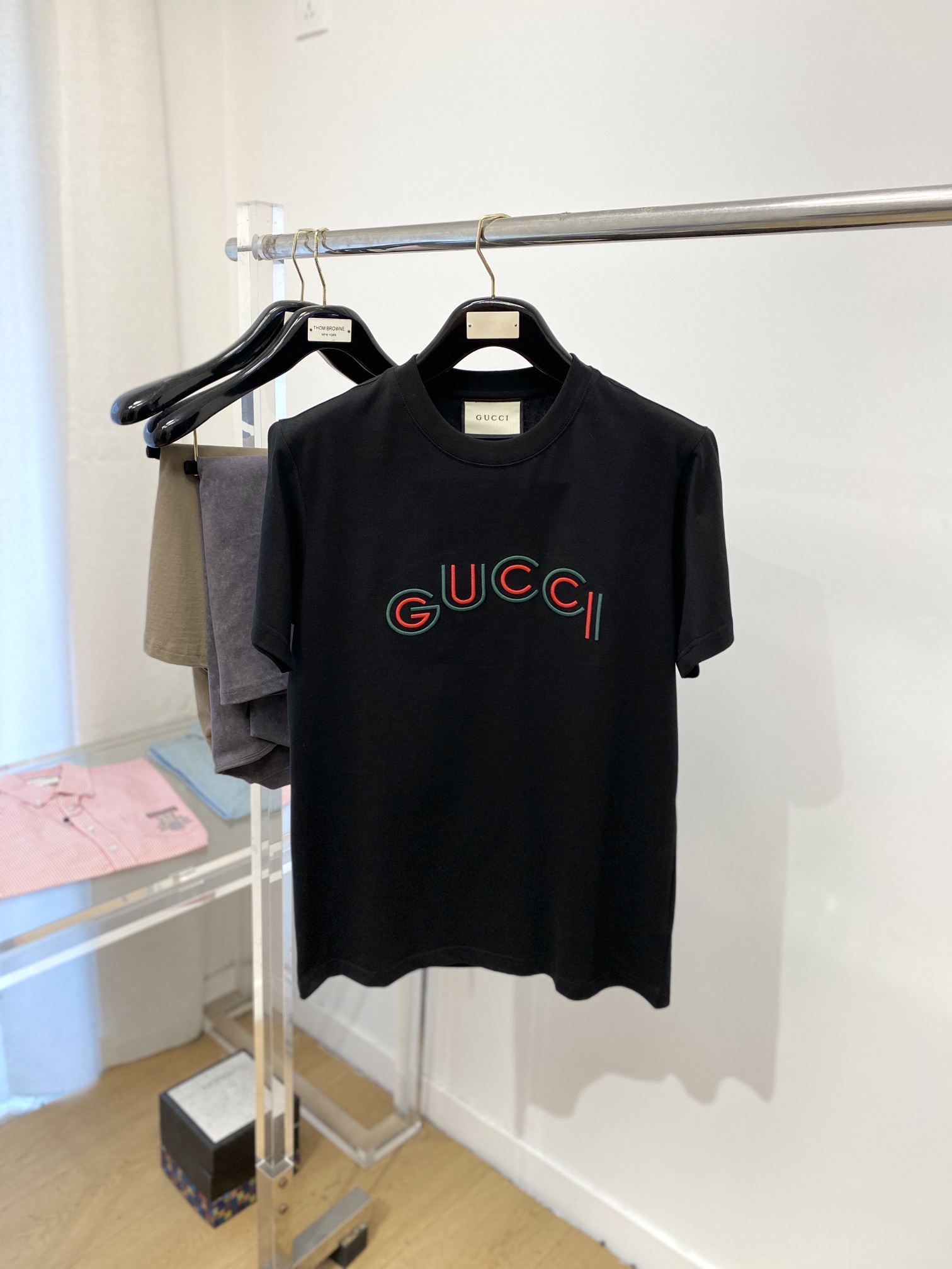 NO:116307,Support for the return and exchange after the New Year!  Guqi, the latest short-sleeved T-shirt in 2025, handsome and fashionable, exquisite embroidered letter logo on the chest, simple and versatile style. The fabric cotton is not only crisp, maintains the trendy silhouette, but also comfortable to wear, and the yarn is more delicate, the number M-3XL, T-shirt,tees, t-shirt,alexander wang19860909支持年后退换！古奇、2025最新款短袖T恤,帅气时尚,胸前精致刺绣字母logo,简约百搭款.面料棉 不仅挺括,保持潮流的廓形,又穿着舒适,纱织更细腻,码数M-3XL,,T-shirt,tees，t-shirt,alexander wang,Men's clothing