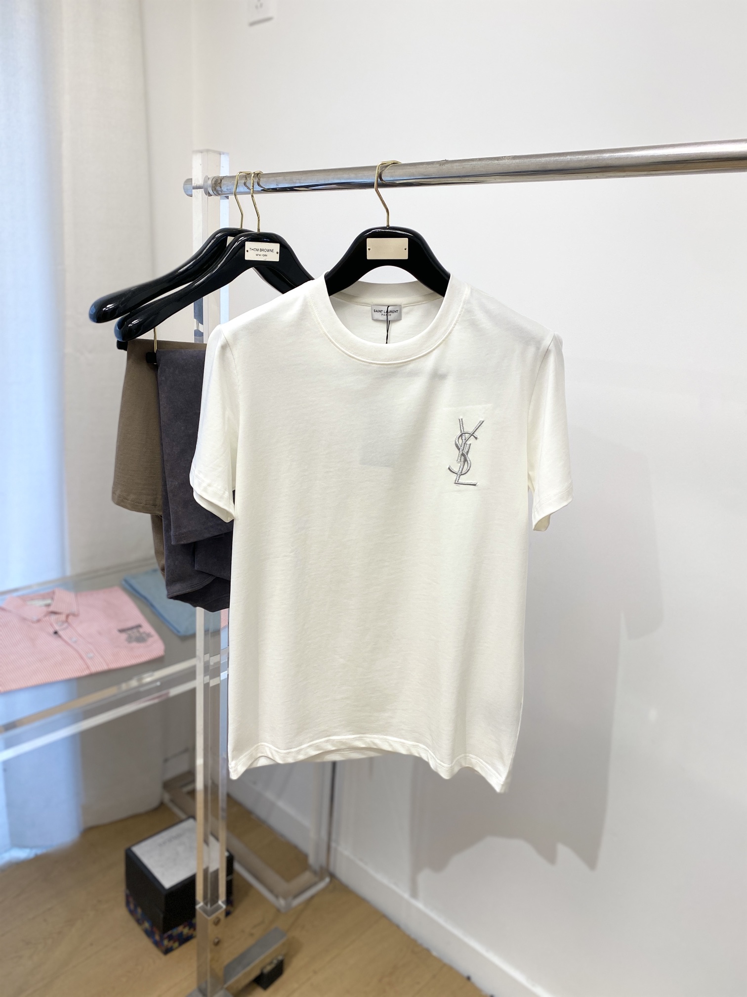 NO:119994,YSL Saint Laurent, the latest short-sleeved T-shirt in 2025, handsome and fashionable, exquisite embroidered letter logo on the chest, simple and versatile style. The fabric cotton is not only crisp, maintains the trendy silhouette, but also comfortable to wear, and the yarn is more delicate, the number M-3XL, saint laurent, saint laurent, T-shirt, tees, t-shirt, alexander wang19860909YSL 圣罗兰、2025最新款短袖T恤,帅气时尚,胸前精致刺绣字母logo,简约百搭款.面料棉 不仅挺括,保持潮流的廓形,又穿着舒适,纱织更细腻,码数M-3XL,,saint laurent,saint laurent,T-shirt,tees，t-shirt,alexander wang,Men's clothing