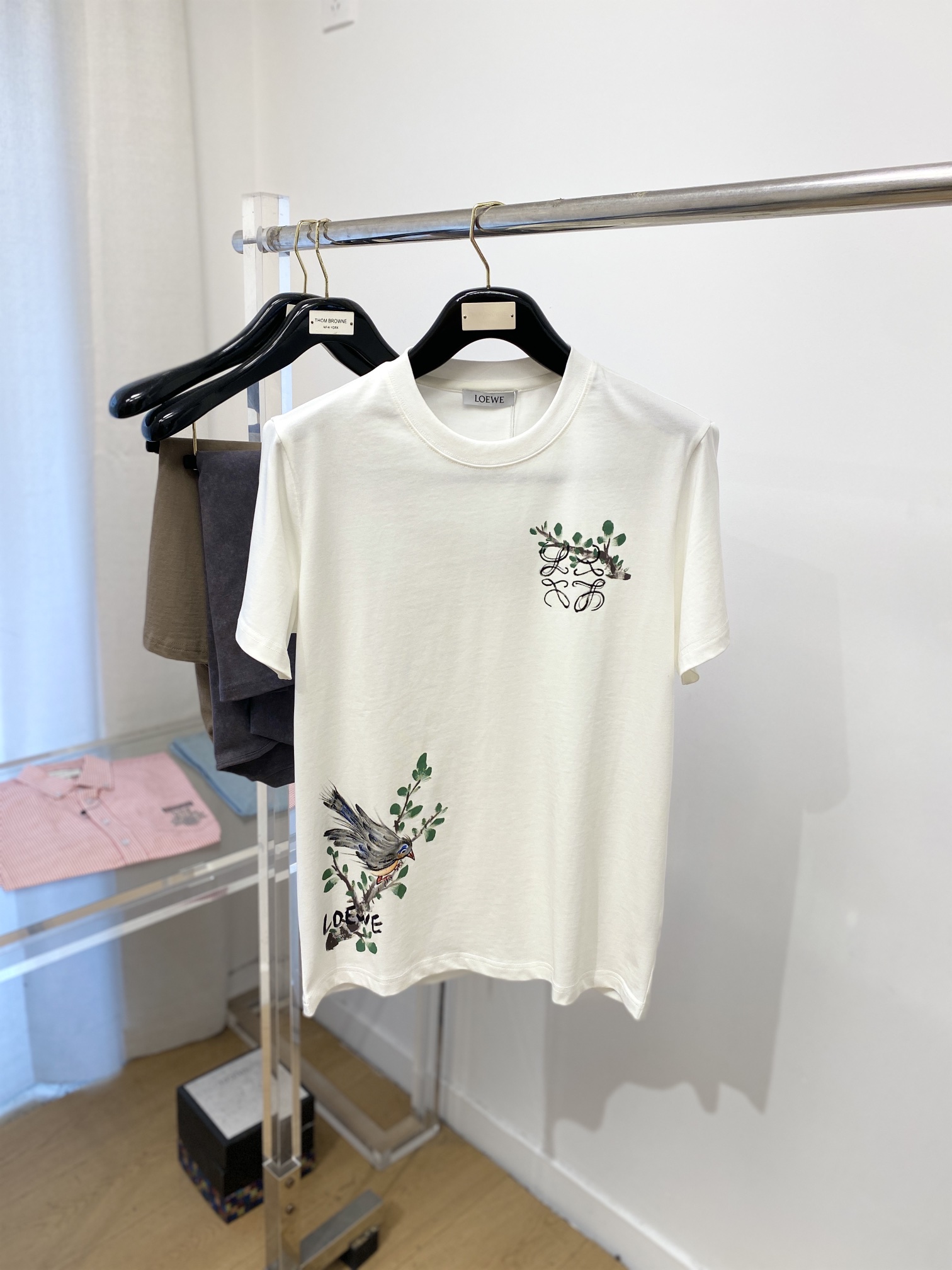 NO:119991,Luo Yiwei, the latest short-sleeved T-shirt in 2025, handsome and fashionable, top-grade printed pattern logo on the chest, simple and versatile style. The fabric cotton is not only crisp, maintains the trendy silhouette, but also comfortable to wear, and the yarn is more delicate, the number M-3XL, loewe, T-shirt, tees, t-shirt, alexander wang19860909罗意威、2025最新款短袖T恤,帅气时尚,胸前顶级印花图案logo,简约百搭款.面料棉 不仅挺括,保持潮流的廓形,又穿着舒适,纱织更细腻,码数M-3XL,,loewe,T-shirt,tees，t-shirt,alexander wang,Men's clothing