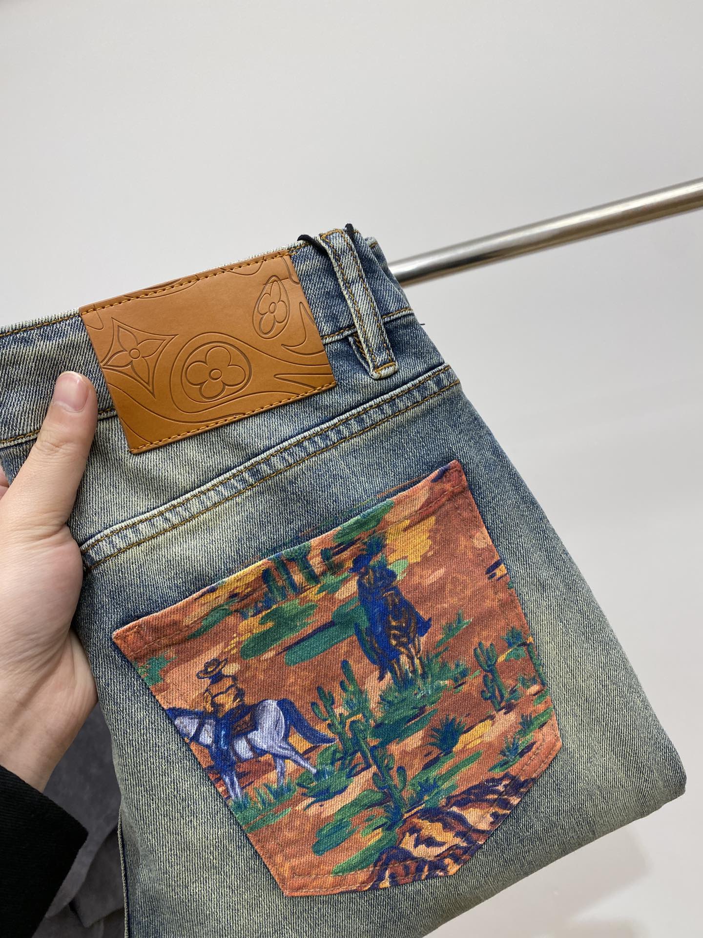 NO:116774,LV, latest products, special counters are available at the same time, original single-order goods, water-washed casual jeans, imported original washing elastic fabric, comfortable and elastic, original hardware and auxiliary decorative logo, super positive style, extremely high grade, counter quality, fashionable and stylish upper body, 28-38,,louis vuitton, jeans, alexander wang19860909LV、最新品,专柜同步有售,原单狠货,水洗休闲牛仔裤,进口原版水洗弹力面料,舒适有弹性,原版五金辅料装饰logo,版型超正,档次极高,专柜品质,上身时尚有型,码数28-38,,louis vuitton,jeans,alexander wang,Men's clothing